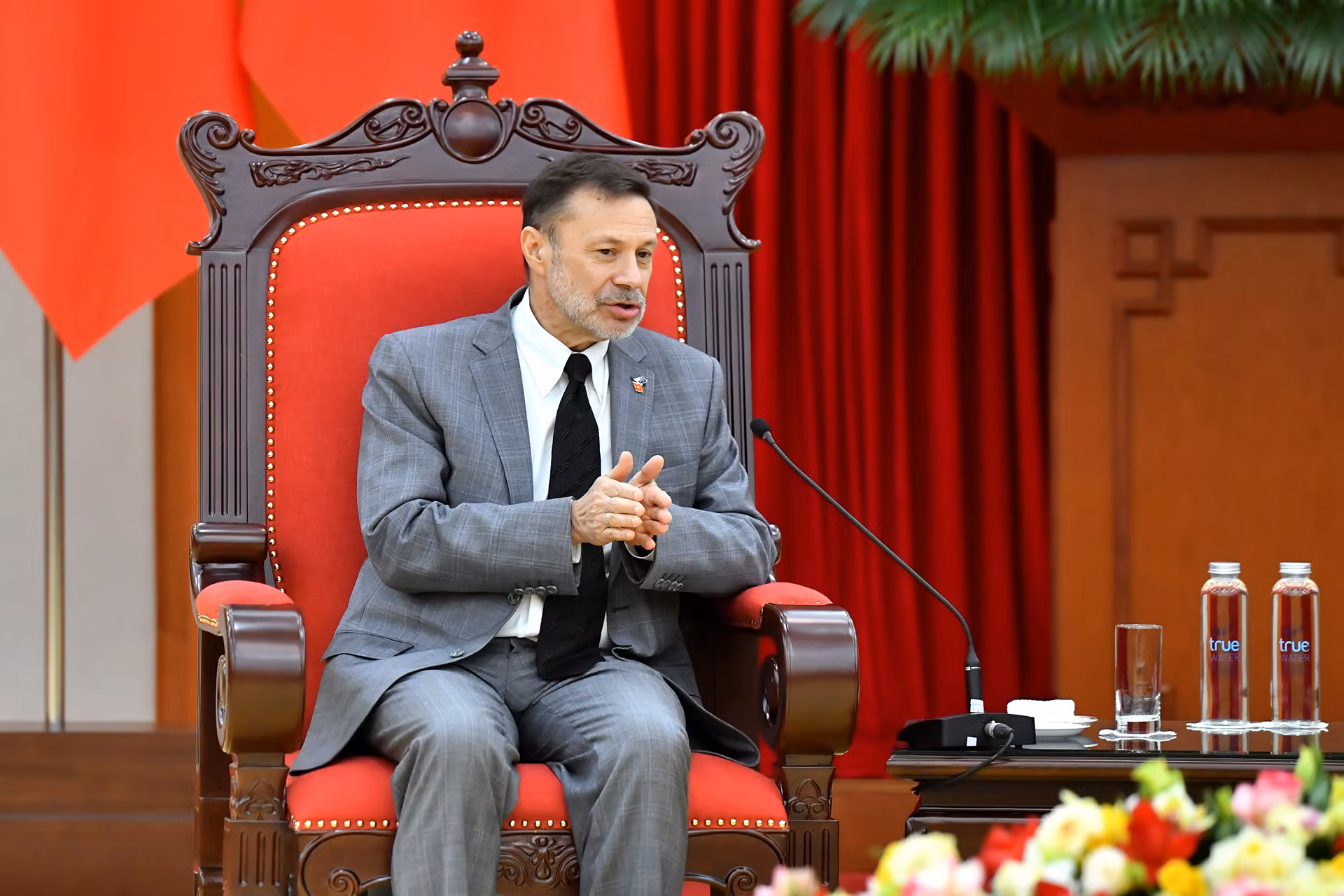 Đại sứ Australia Andrew Goledzinowski phát biểu tại buổi tiếp.