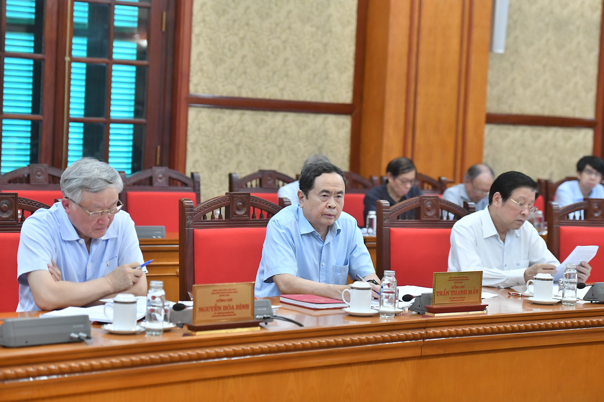 Các đồng chí lãnh đạo Đảng, Nhà nước tham dự cuộc họp.