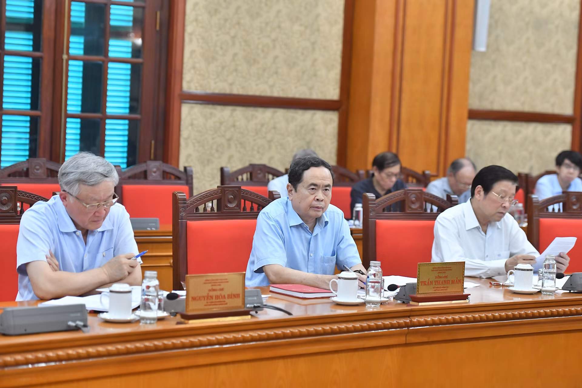 Các đồng chí lãnh đạo Đảng, Nhà nước tham dự cuộc họp.