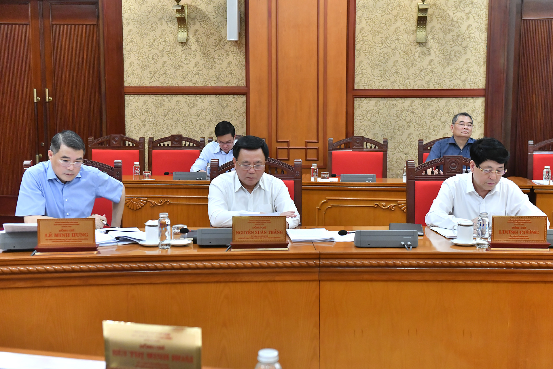 Các đồng chí lãnh đạo Đảng, Nhà nước tham dự cuộc họp.