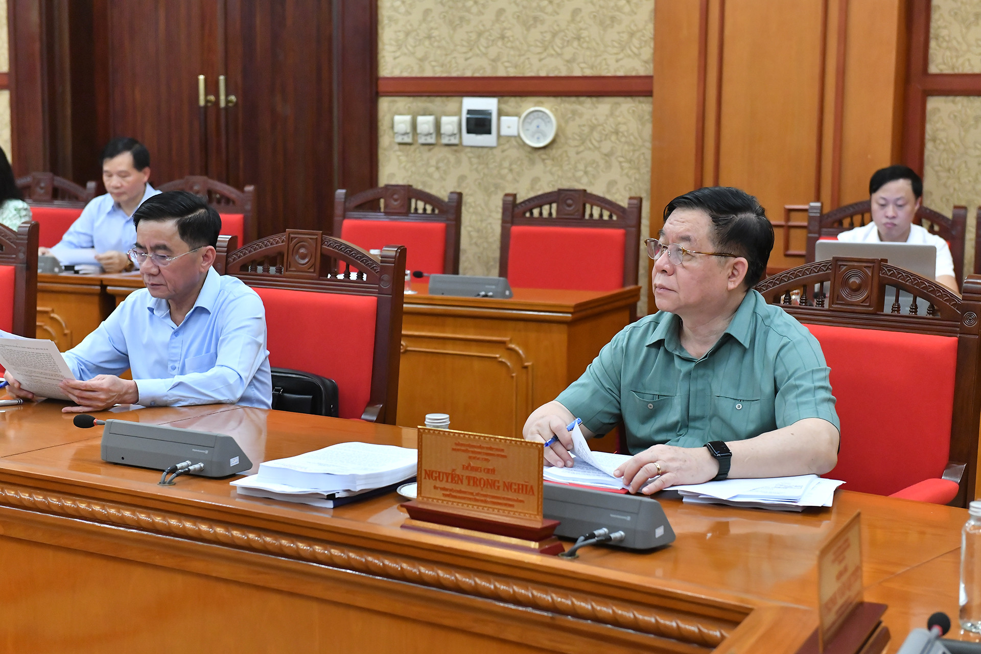 Các đồng chí lãnh đạo Đảng, Nhà nước tham dự cuộc họp.