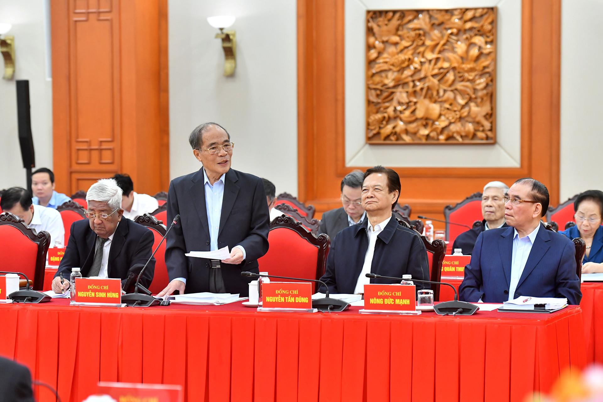 Nguyên Chủ tịch Quốc hội Nguyễn Sinh Hùng phát biểu ý kiến tại hội nghị. Nguyên Chủ tịch Quốc hội Nguyễn Sinh Hùng phát biểu ý kiến tại hội nghị.