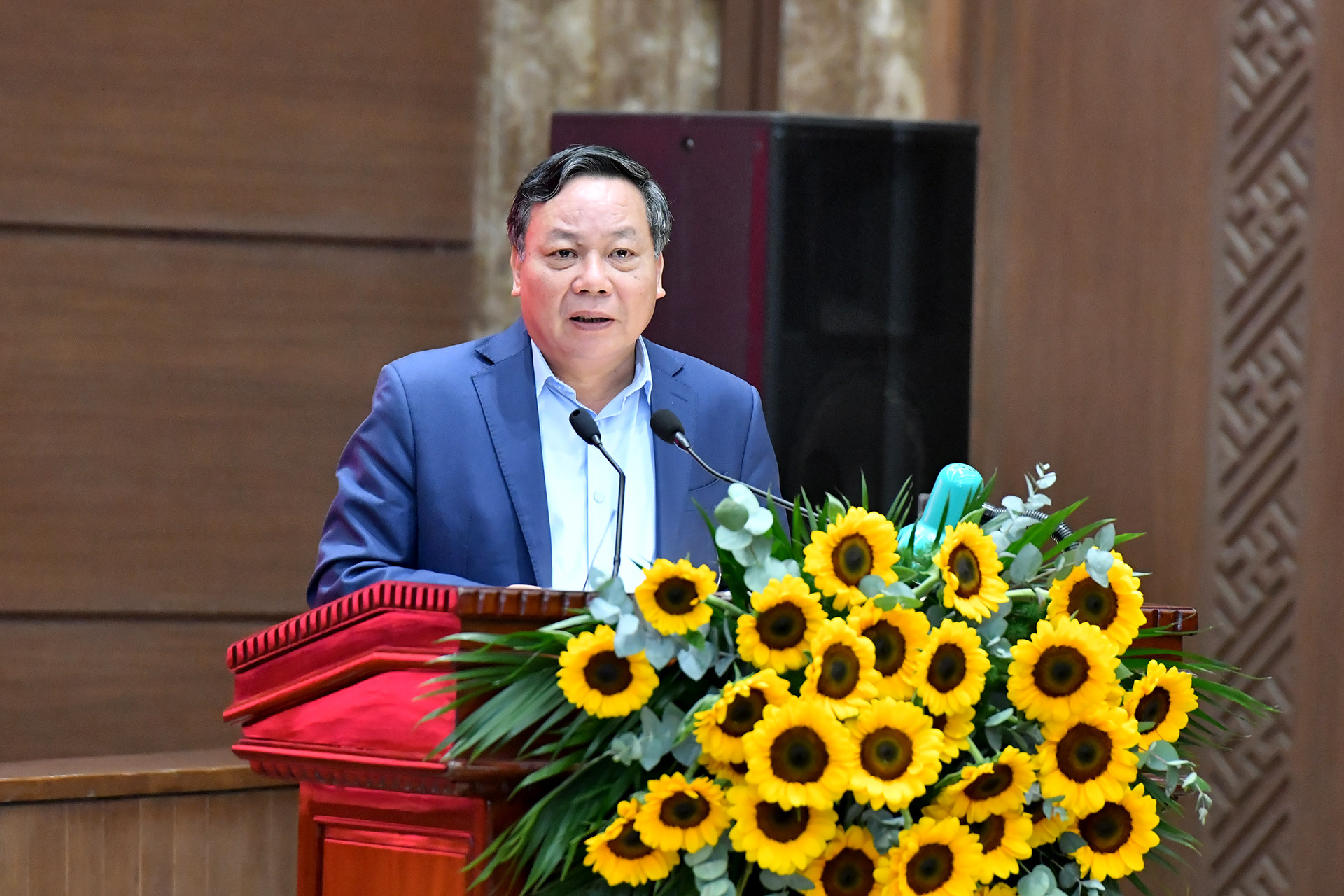 Phó Bí thư Thường trực Thành ủy Hà Nội Nguyễn Văn Phong trình bày báo cáo tại buổi làm việc.