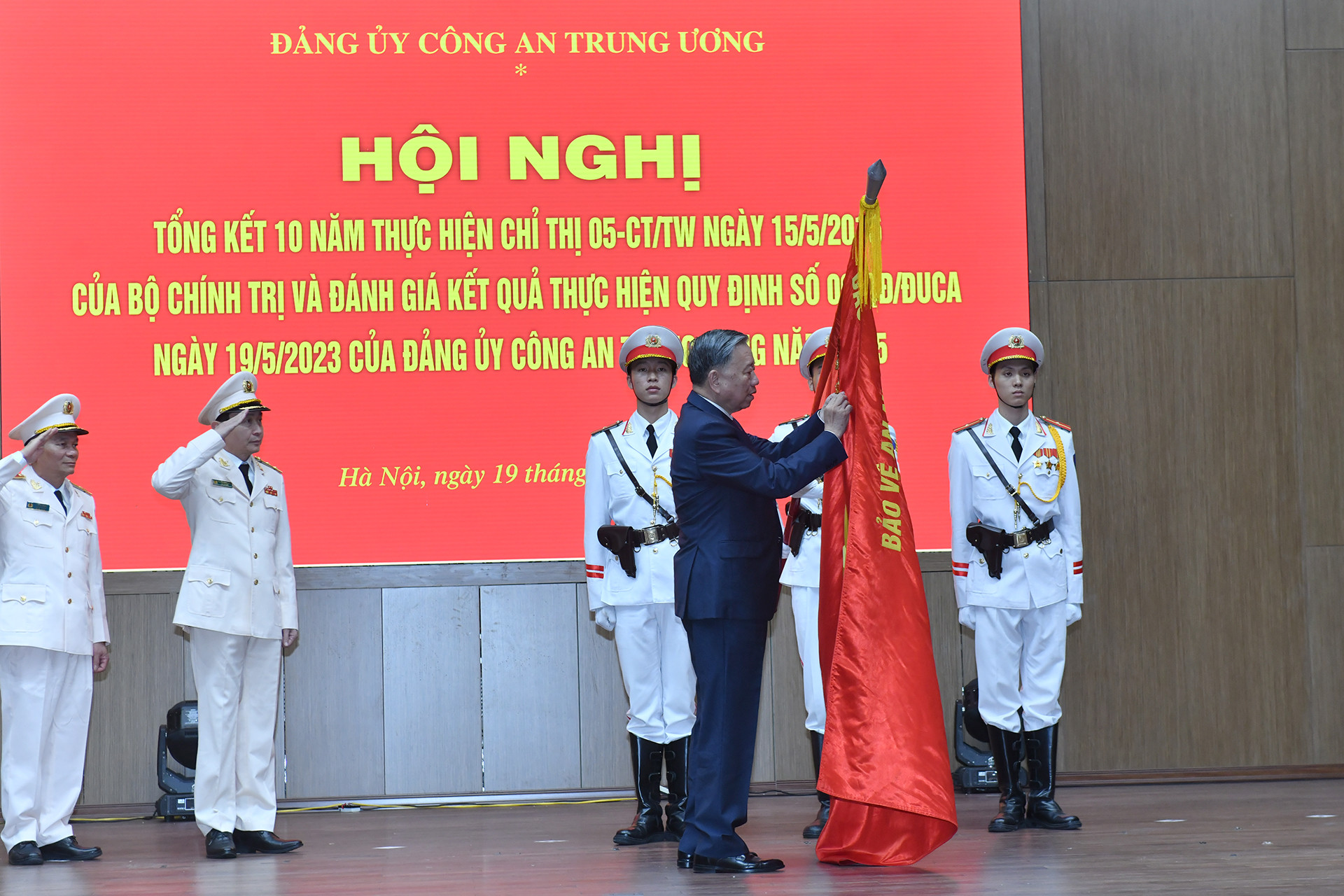 Tổng Bí thư Tô Lâm trao tặng danh hiệu Anh hùng Lực lượng vũ trang nhân dân cho Cục An ninh mạng và Phòng, chống tội phạm sử dụng công nghệ cao (Bộ Công an).