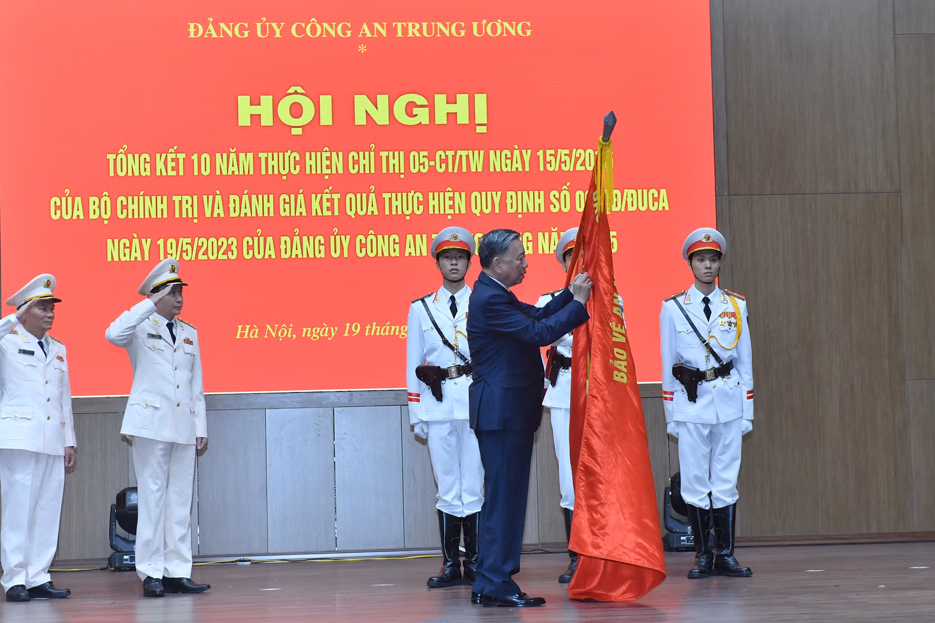 Tổng Bí thư Tô Lâm trao tặng danh hiệu Anh hùng Lực lượng vũ trang nhân dân cho Cục An ninh mạng và Phòng, chống tội phạm sử dụng công nghệ cao (Bộ Công an).