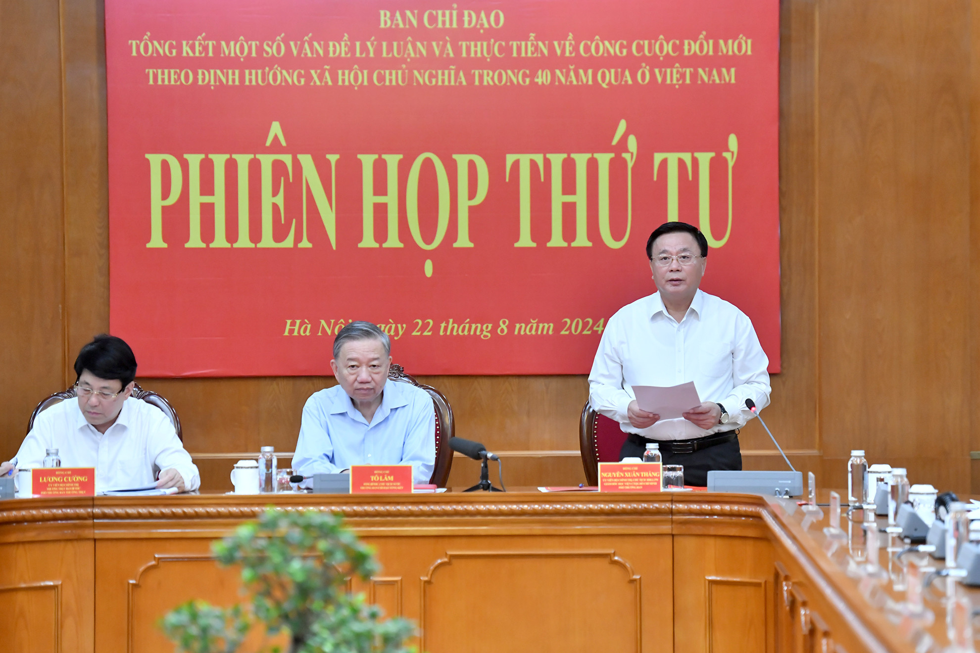 Đồng chí Nguyễn Xuân Thắng, Ủy viên Bộ Chính trị, Giám đốc Học viện Chính trị Quốc gia Hồ Chí Minh, Chủ tịch Hội đồng Lý luận Trung ương trình bày báo cáo tại phiên họp.