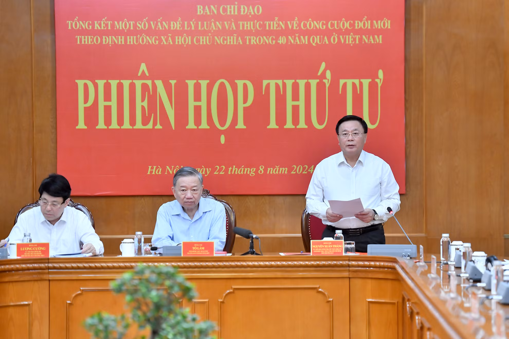 Đồng chí Nguyễn Xuân Thắng, Ủy viên Bộ Chính trị, Giám đốc Học viện Chính trị Quốc gia Hồ Chí Minh, Chủ tịch Hội đồng Lý luận Trung ương trình bày báo cáo tại phiên họp.