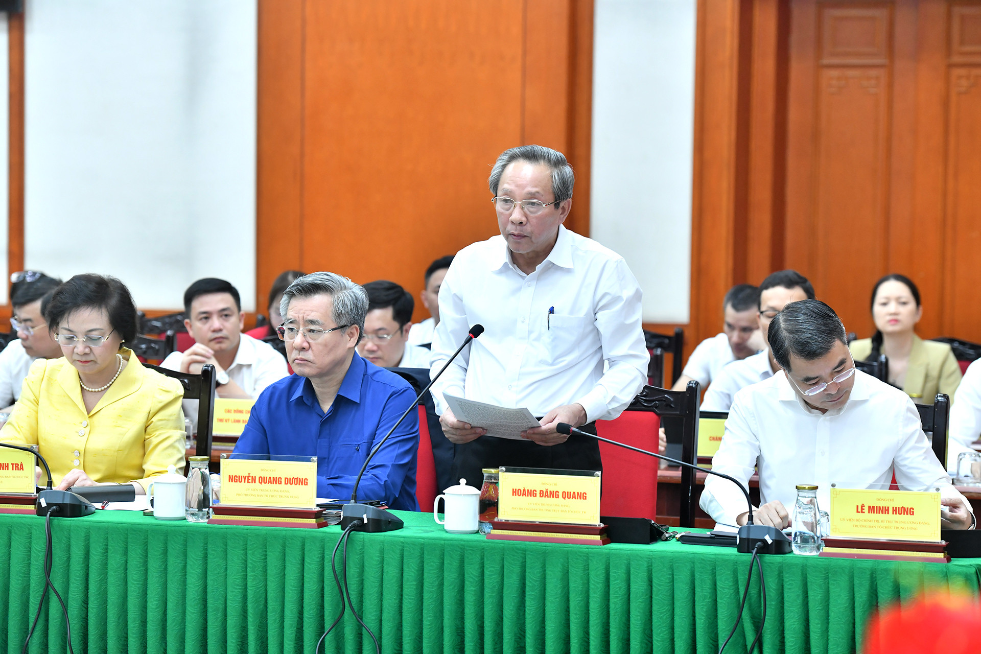 Phó Trưởng ban Thường trực Ban Tổ chức Trung ương Hoàng Đăng Quang trình bày báo cáo.