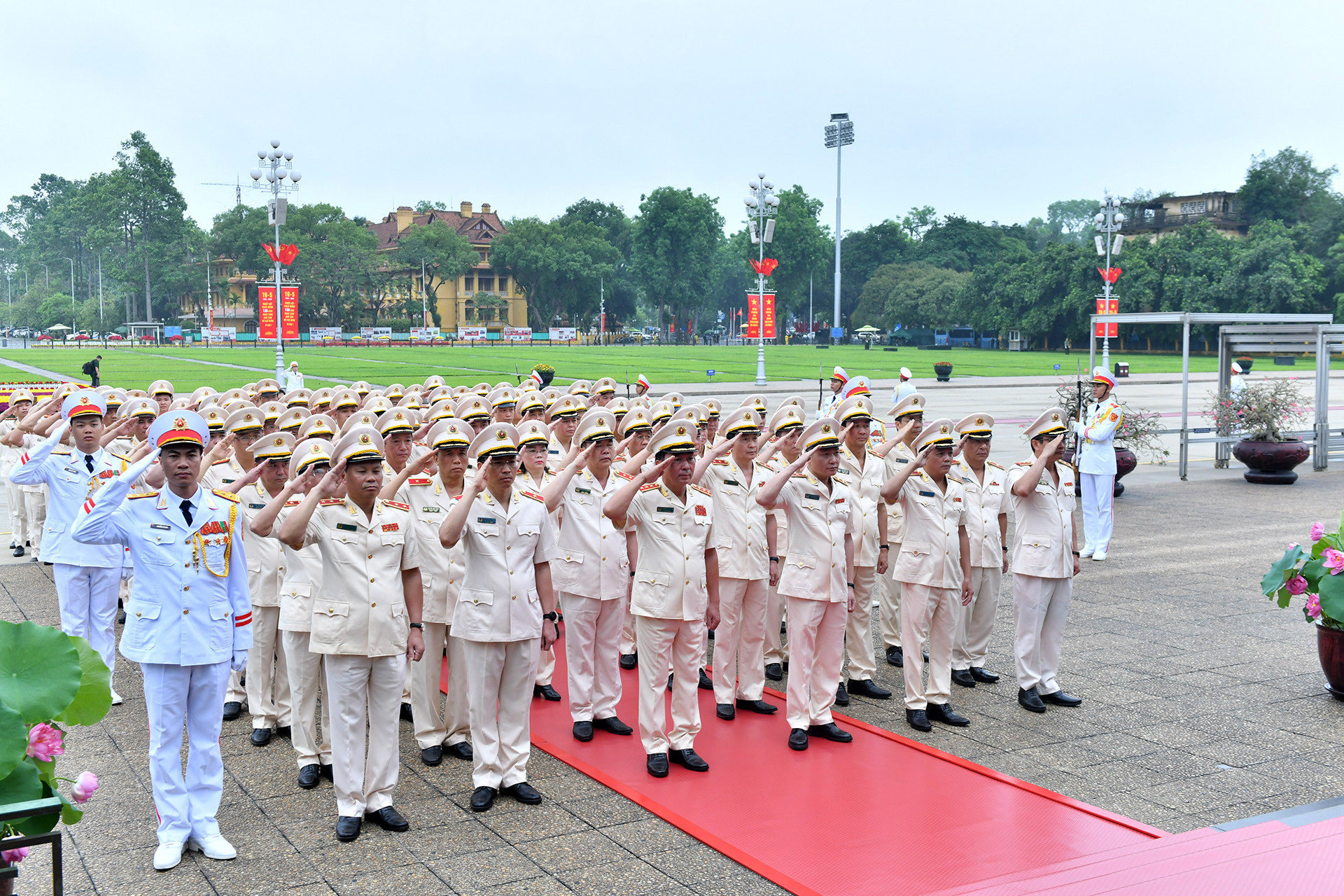 Đoàn đại biểu Đảng ủy Công an Trung ương - Bộ Công an thành kính tưởng nhớ Chủ tịch Hồ Chí Minh. Đoàn đại biểu Đảng ủy Công an Trung ương - Bộ Công an thành kính tưởng nhớ Chủ tịch Hồ Chí Minh.