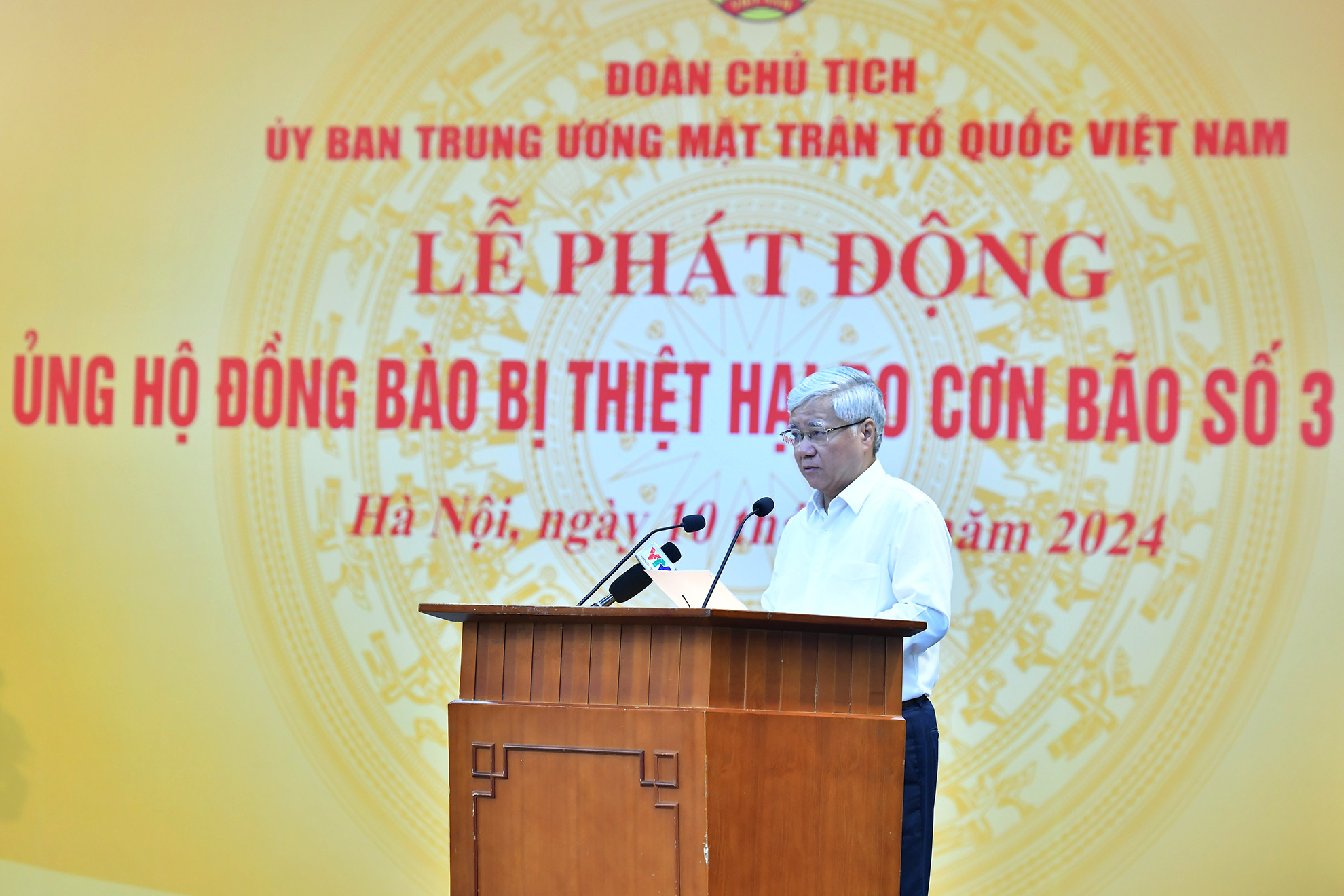 Chủ tịch Ủy ban Trung ương Mặt trận Tổ quốc Việt Nam Đỗ Văn Chiến phát động quyên góp.