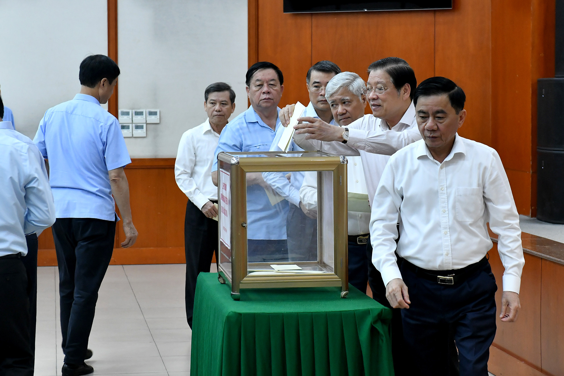 Các đồng chí lãnh đạo Đảng, Nhà nước quyên góp ủng hộ đồng bào bị thiệt hại do cơn bão số 3.