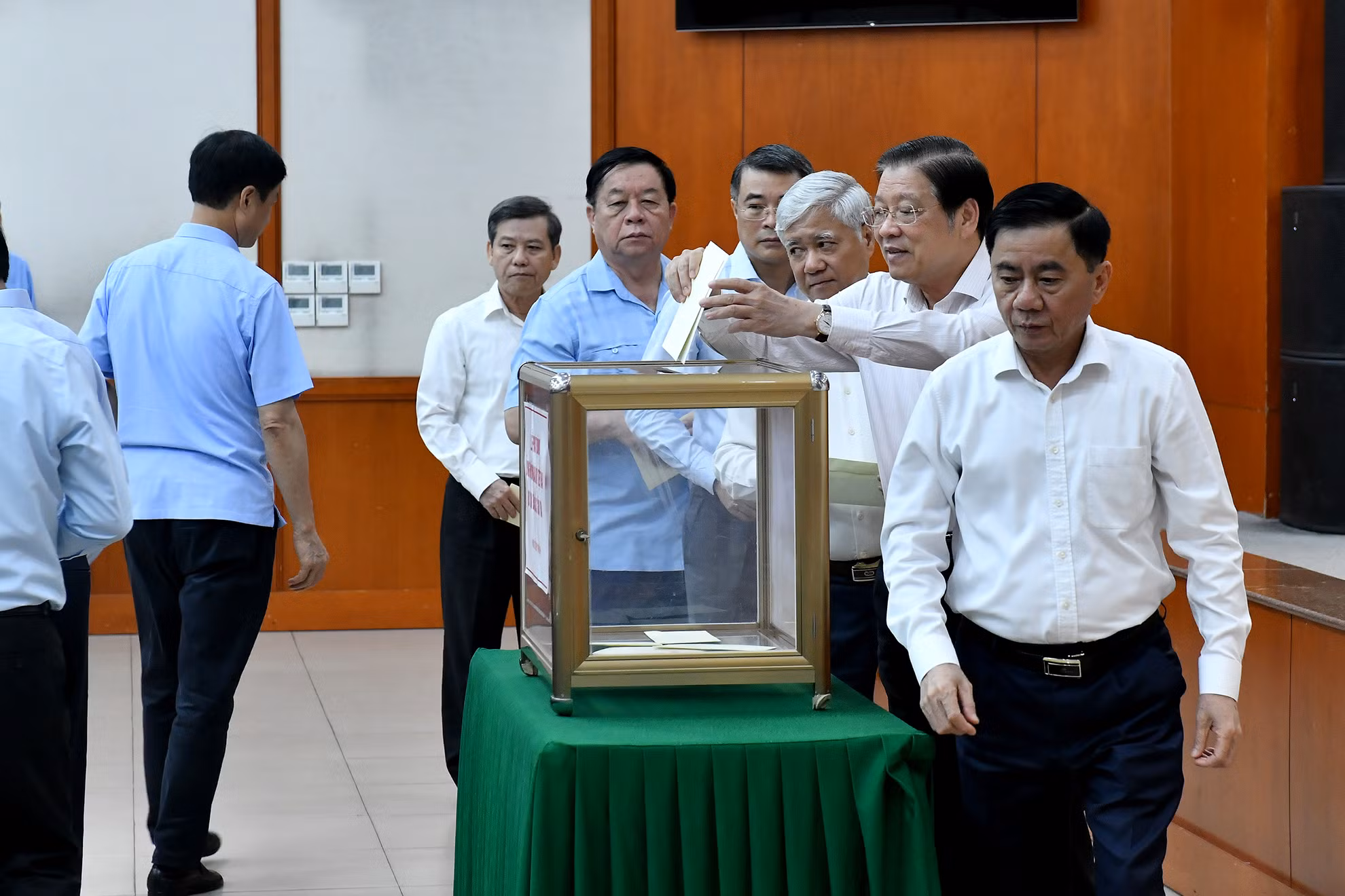 Các đồng chí lãnh đạo Đảng, Nhà nước quyên góp ủng hộ đồng bào bị thiệt hại do cơn bão số 3.