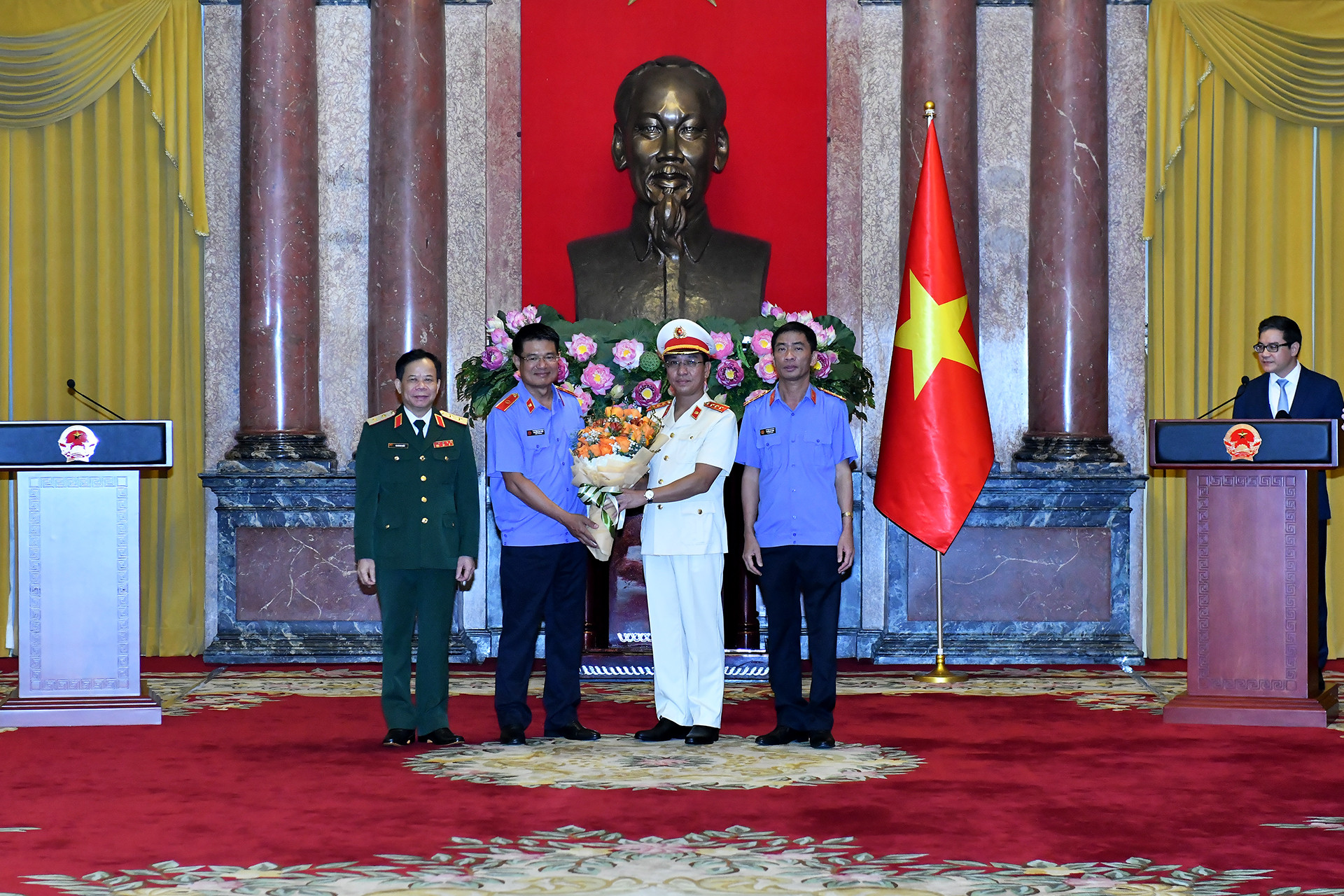 Tập thể lãnh đạo Viện Kiểm sát nhân dân tối cao chúc mừng Phó Viện trưởng Hồ Đức Anh.