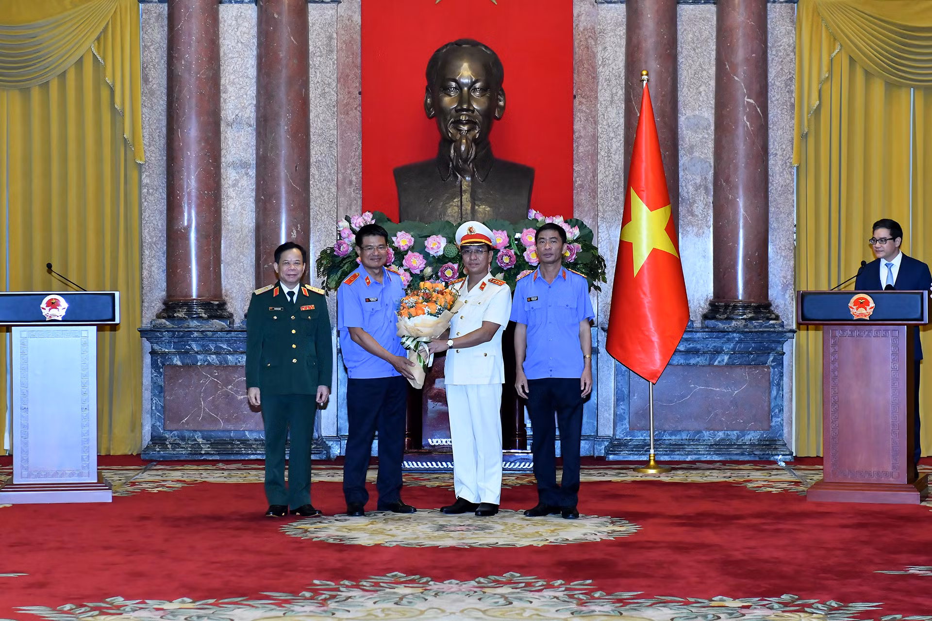Tập thể lãnh đạo Viện Kiểm sát nhân dân tối cao chúc mừng Phó Viện trưởng Hồ Đức Anh.