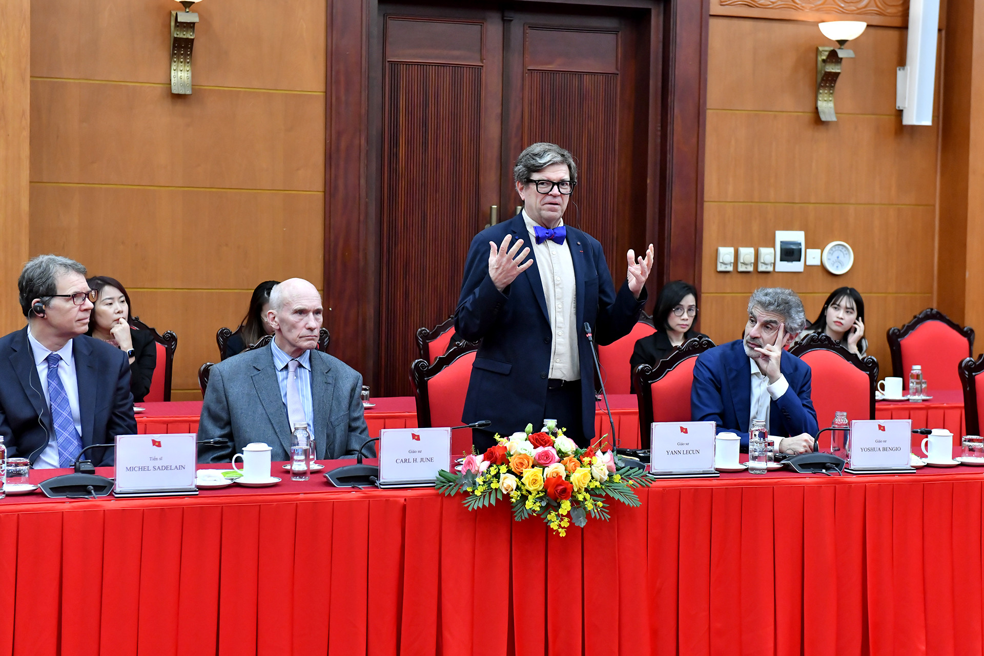 Đại diện các chuyên gia, nhà khoa học phát biểu tại buổi tiếp.