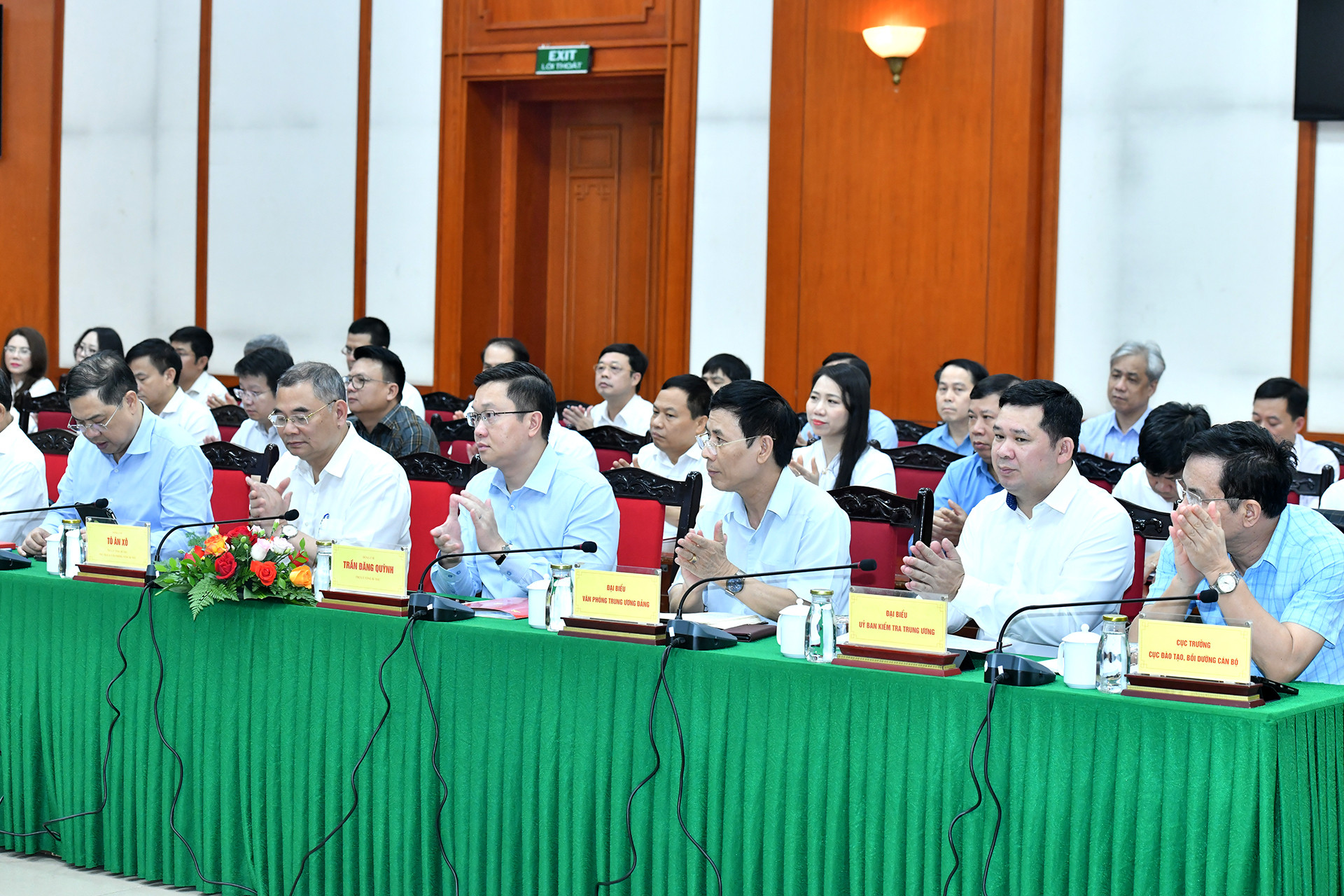 Các đại biểu tham dự buổi làm việc.