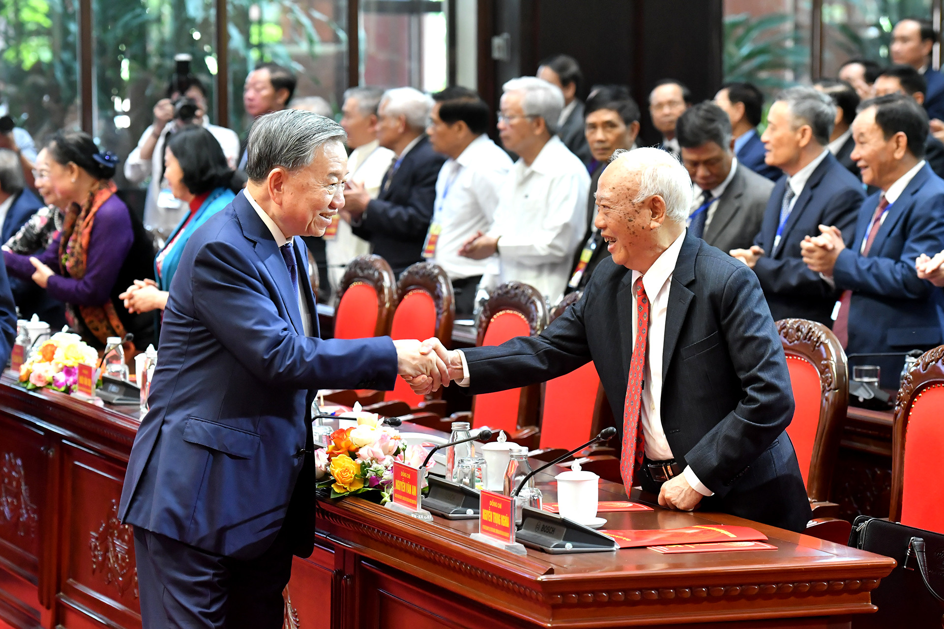 Tổng Bí thư Tô Lâm với các đại biểu tham dự gặp mặt.