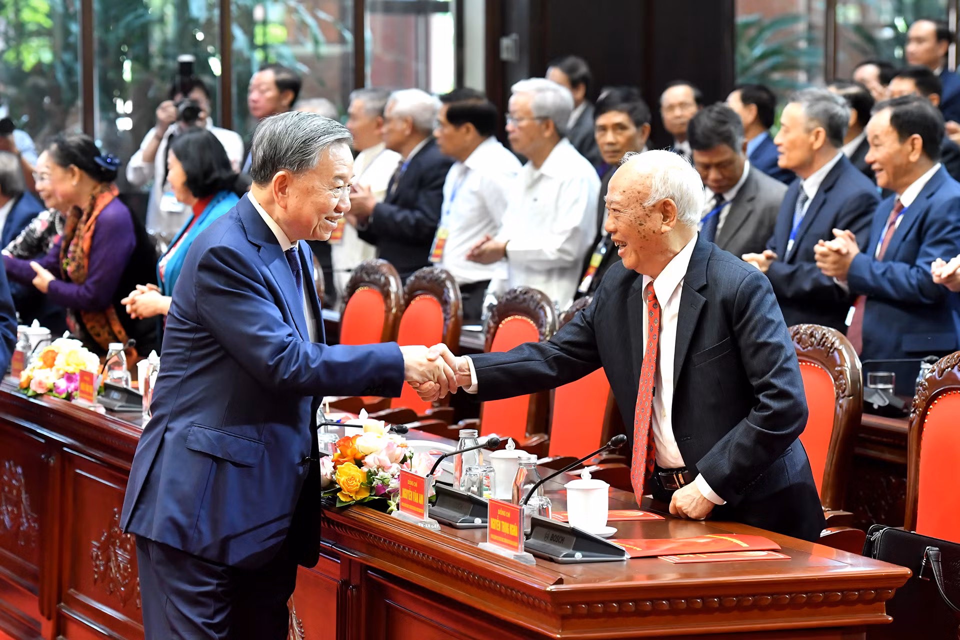 Tổng Bí thư Tô Lâm với các đại biểu tham dự gặp mặt.