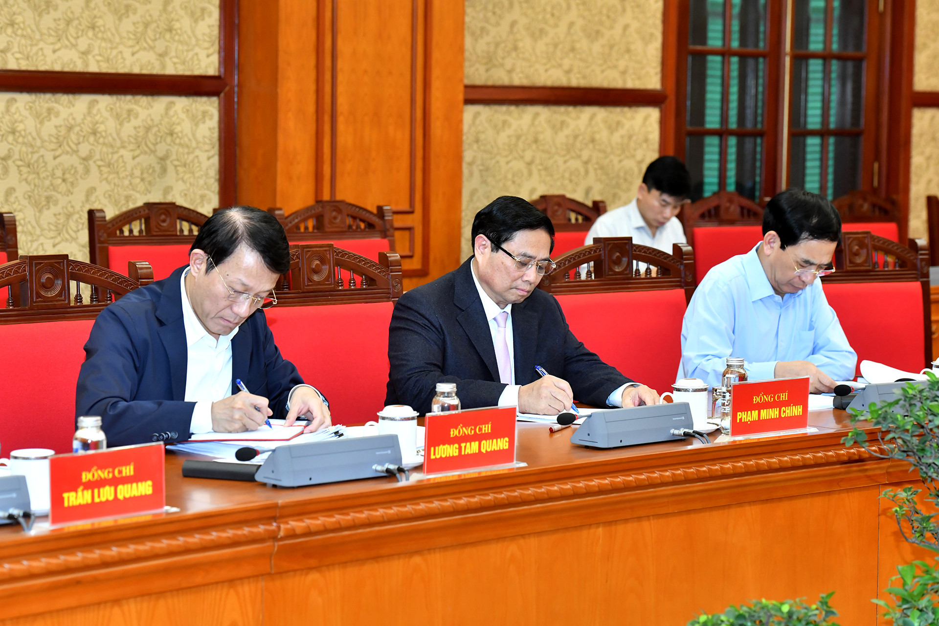 Thủ tướng Chính phủ Phạm Minh Chính và các đồng chí thành viên Ban Chỉ đạo tham dự phiên họp.