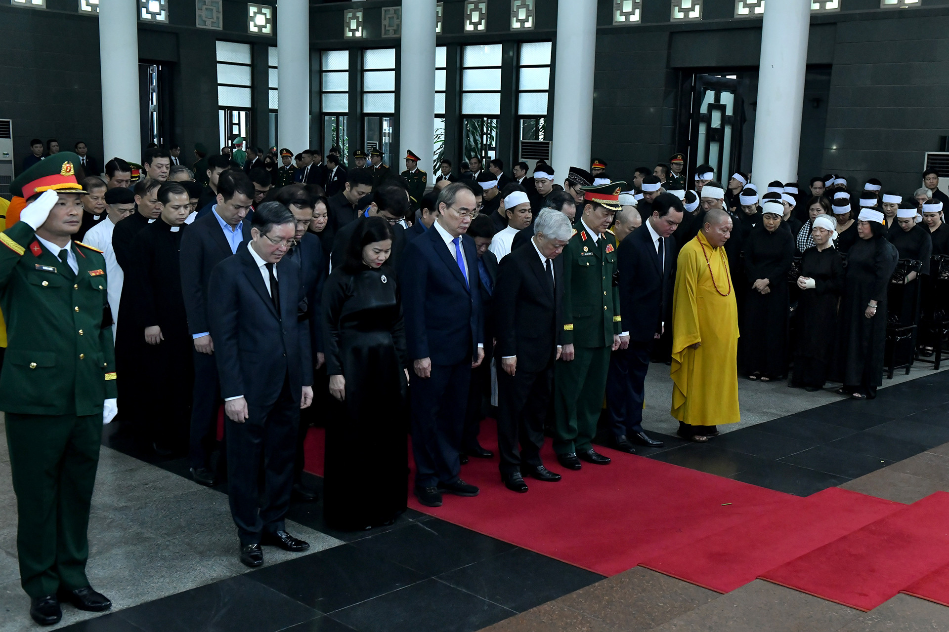 Đoàn Ủy ban Trung ương Mặt trận Tổ quốc Việt Nam, do đồng chí Đỗ Văn Chiến, Ủy viên Bộ Chính trị, Bí thư Trung ương Đảng, Chủ tịch Ủy ban Trung ương Mặt trận Tổ quốc Việt Nam dẫn đầu, viếng đồng chí Trần Đức Lương.