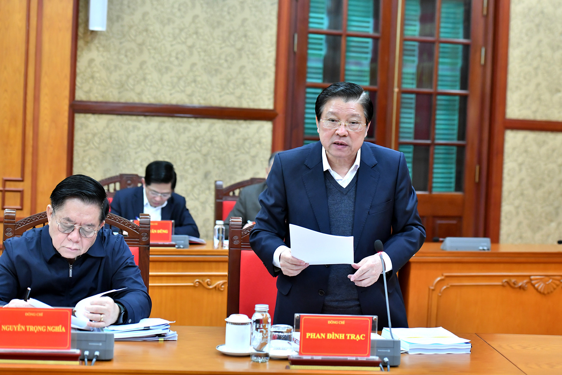 Đồng chí Phan Đình Trạc, Ủy viên Bộ Chính trị, Bí thư Trung ương Đảng,Trưởng ban Nội chính Trung ương trình bày báo cáo tại phiên họp.