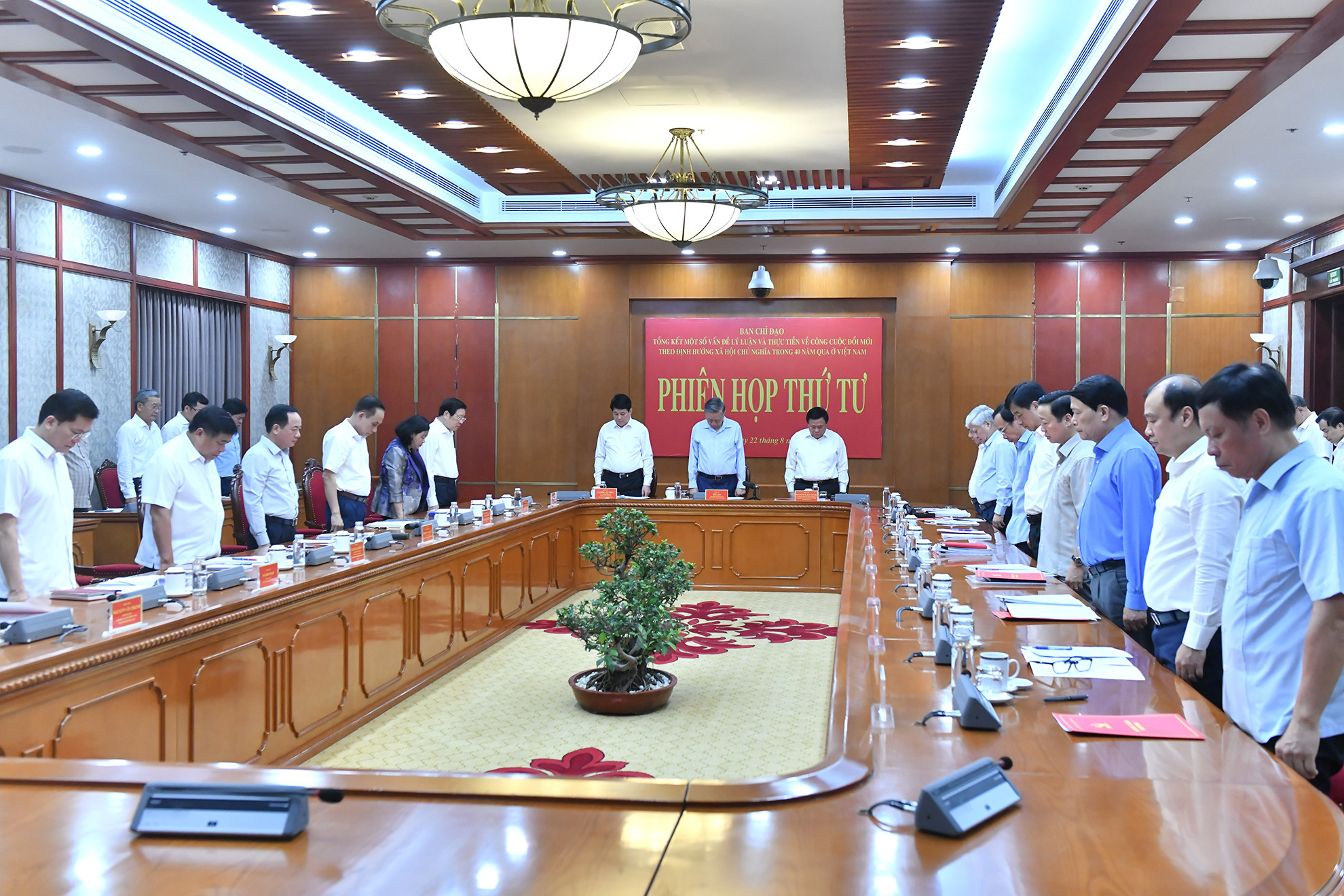 Các đồng chí lãnh đạo Đảng, Nhà nước và các đại biểu tưởng niệm Cố Tổng Bí thư Nguyễn Phú Trọng.