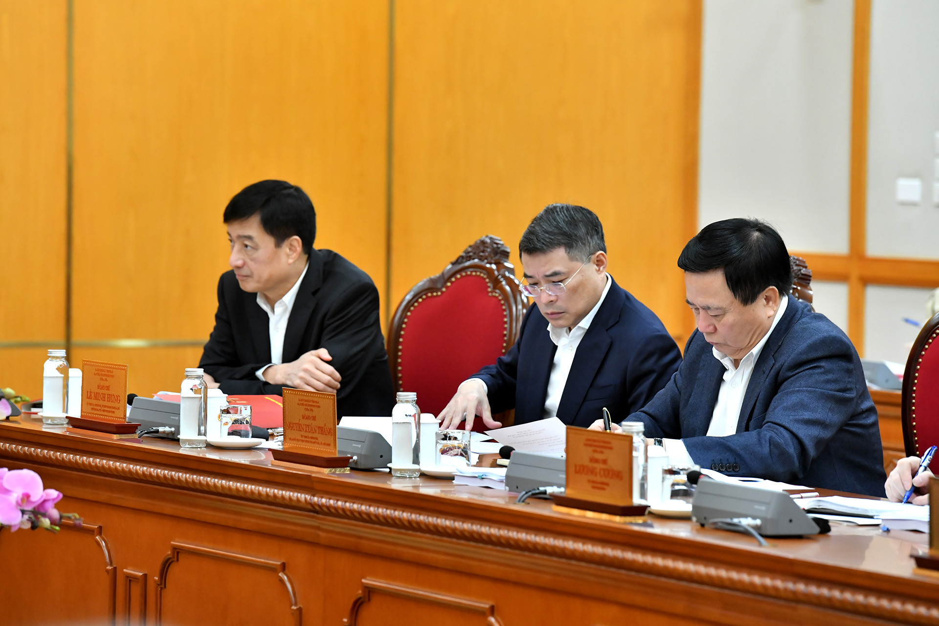 Các thành viên Ban Chỉ đạo tham dự phiên họp.