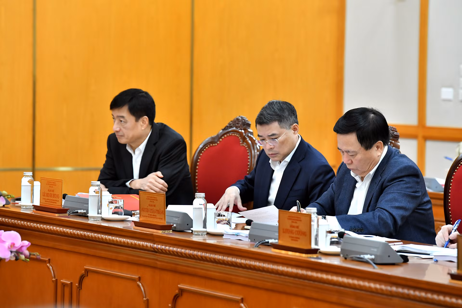 Các thành viên Ban Chỉ đạo tham dự phiên họp. Các thành viên Ban Chỉ đạo tham dự phiên họp.