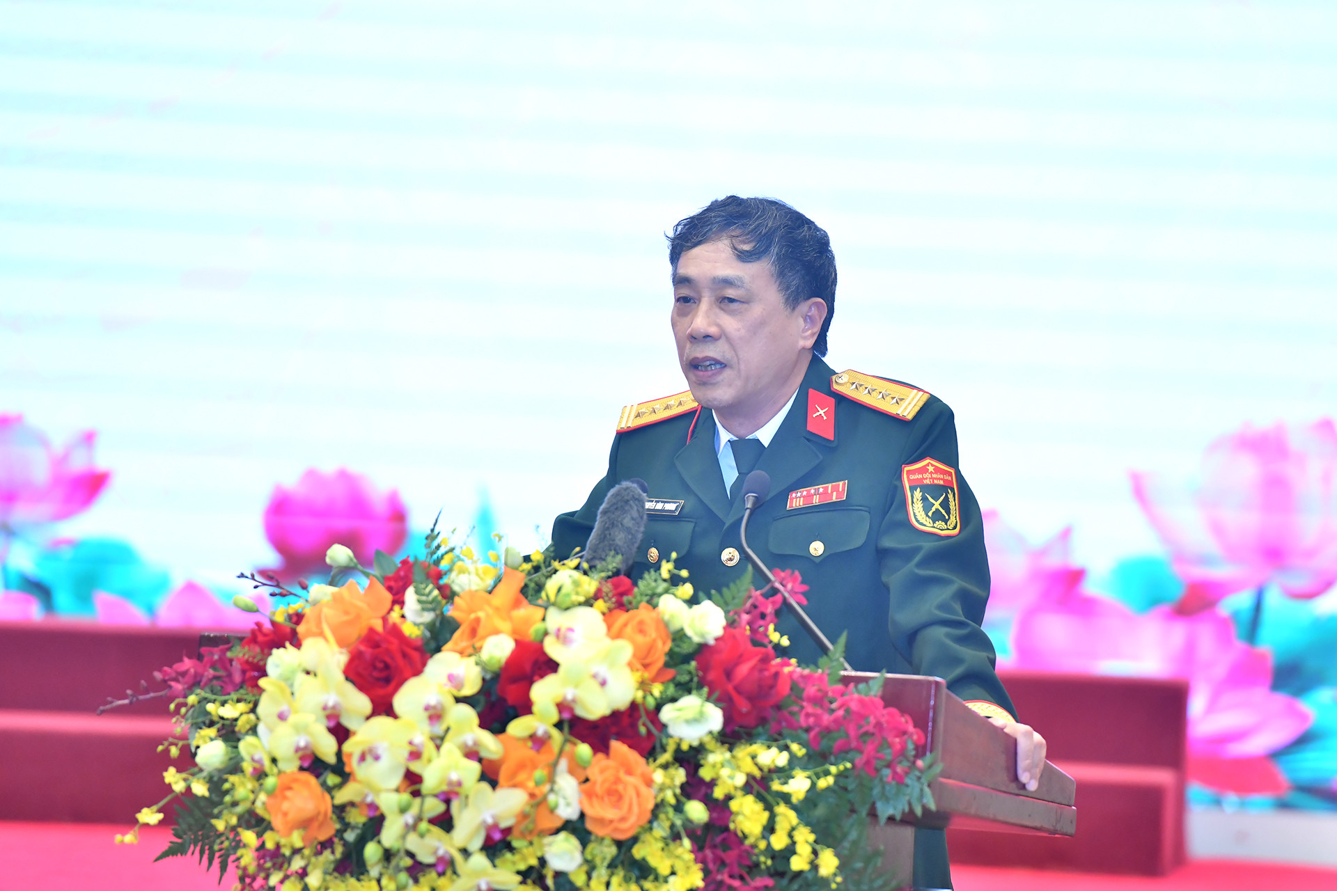 Đại biểu văn nghệ sĩ trình bày tham luận.