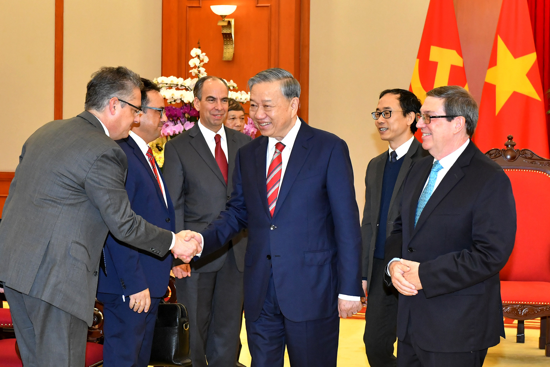 Tổng Bí thư Tô Lâm với các đại biểu Cuba.