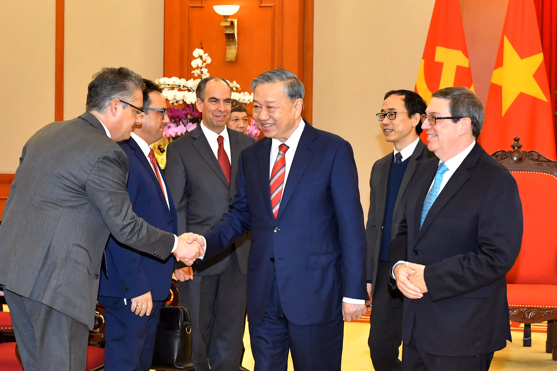 Tổng Bí thư Tô Lâm với các đại biểu Cuba.