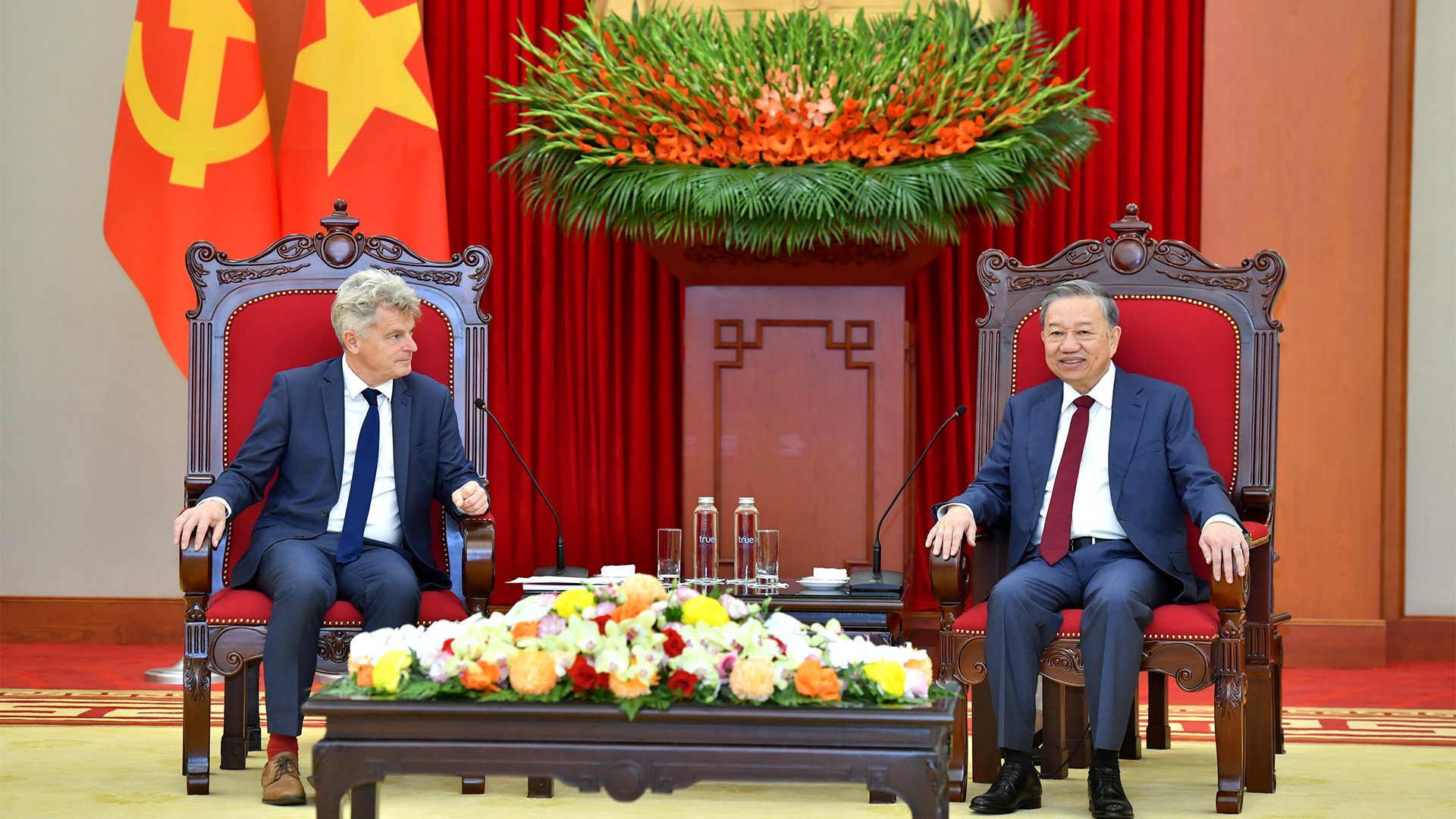 Tổng Bí thư Tô Lâm và Bí thư toàn quốc Đảng Cộng sản Pháp Fabiel Roussel.