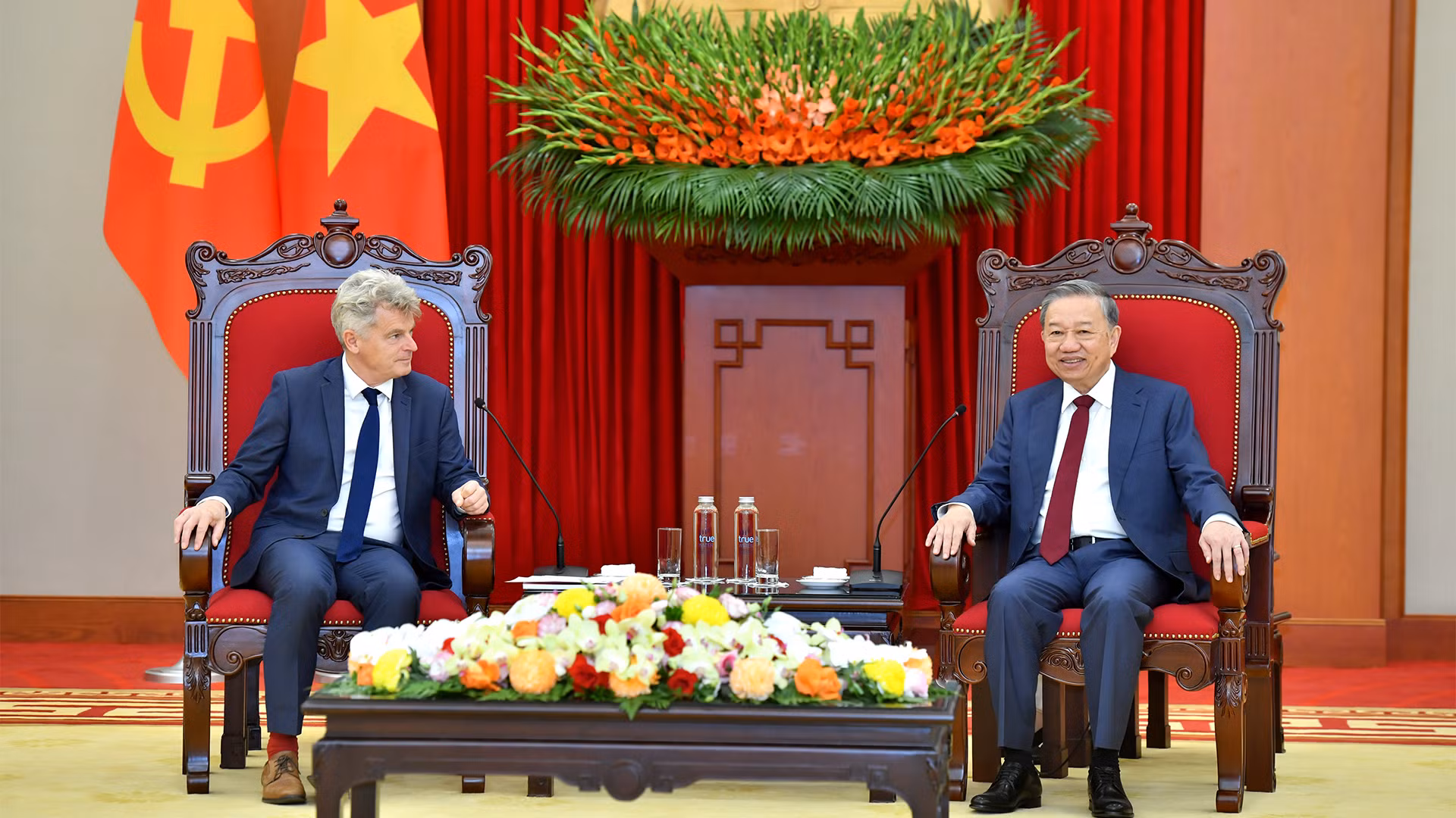 Tổng Bí thư Tô Lâm và Bí thư toàn quốc Đảng Cộng sản Pháp Fabiel Roussel.