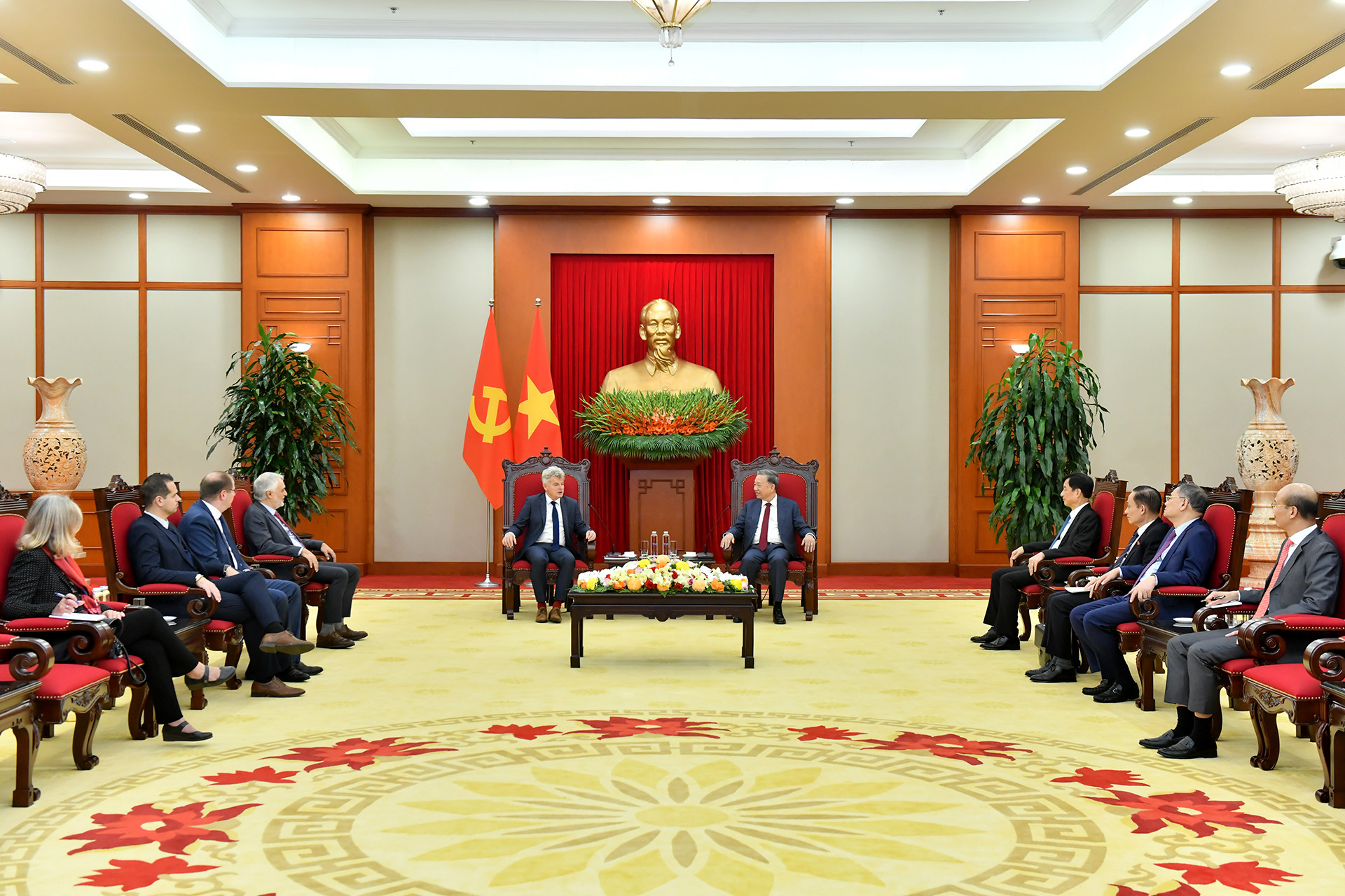 Quang cảnh buổi tiếp Bí thư toàn quốc Đảng Cộng sản Pháp Fabiel Roussel tại Trụ sở Trung ương Đảng.