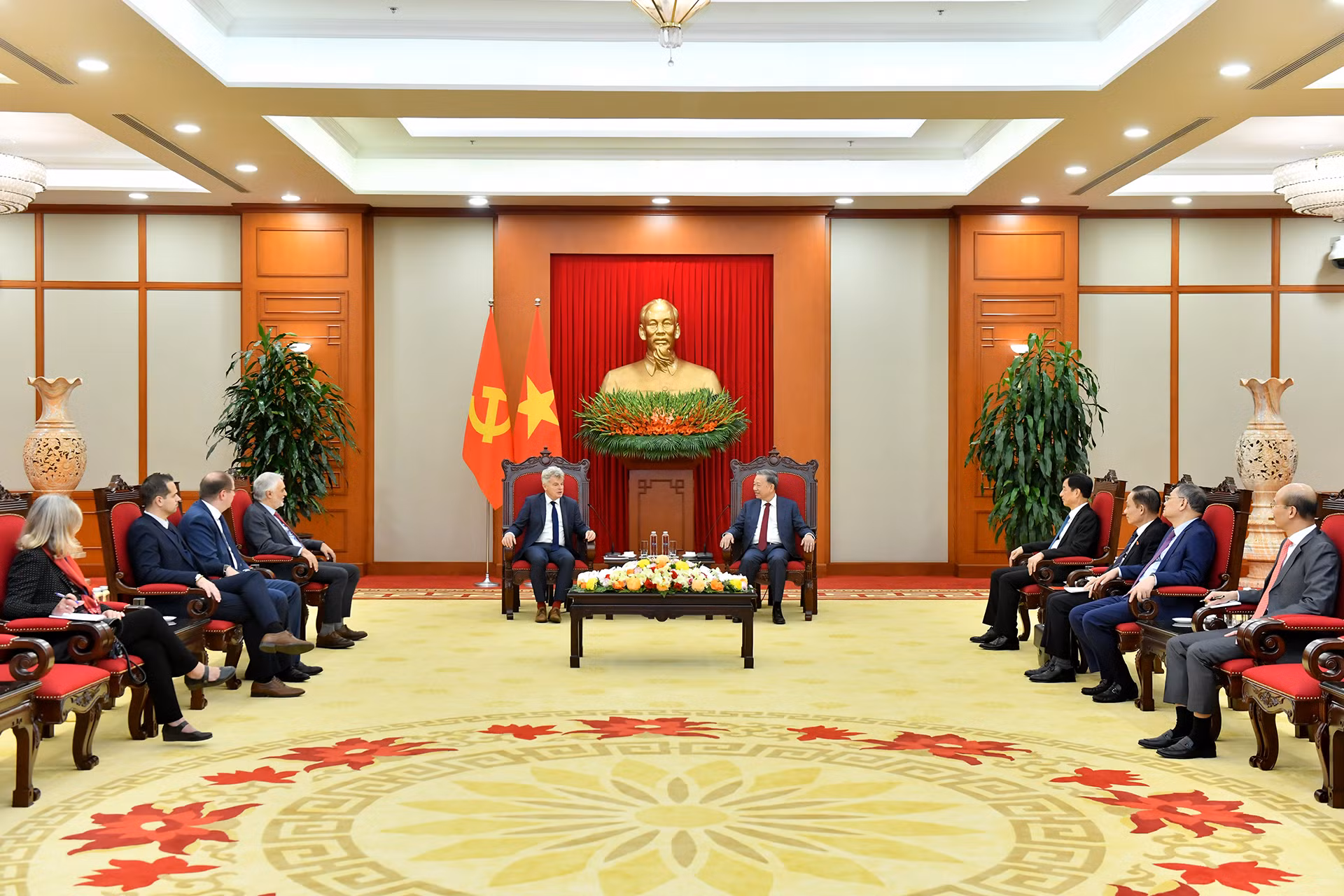 Quang cảnh buổi tiếp Bí thư toàn quốc Đảng Cộng sản Pháp Fabiel Roussel tại Trụ sở Trung ương Đảng.