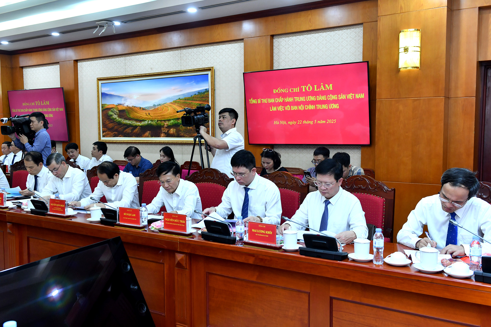 Các đại biểu tham dự buổi làm việc.