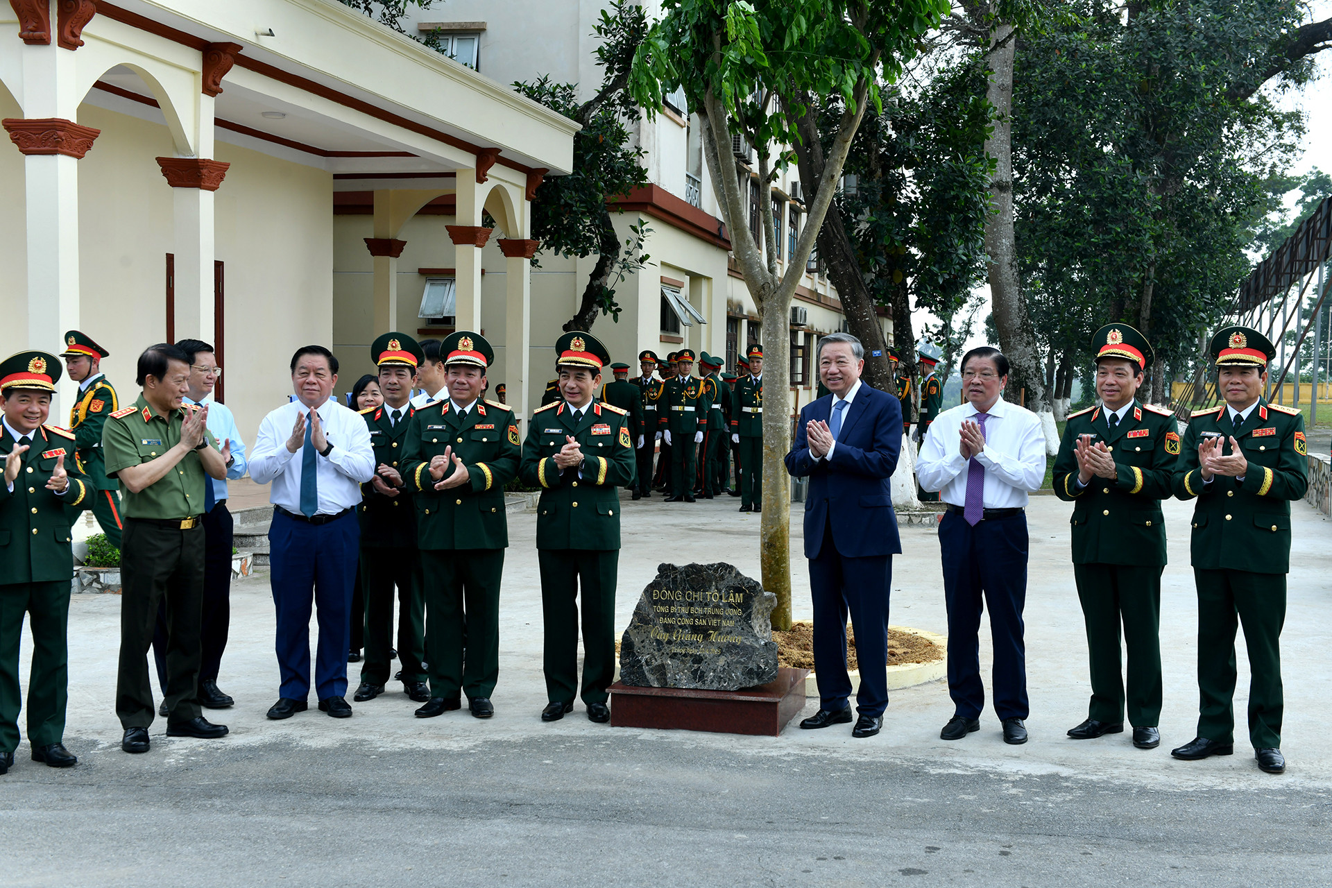 Tổng Bí thư Tô Lâm, Bí thư Quân ủy Trung ương và các đại biểu trồng cây lưu niệm tại Sở Chỉ huy Lữ đoàn Xe tăng 201.