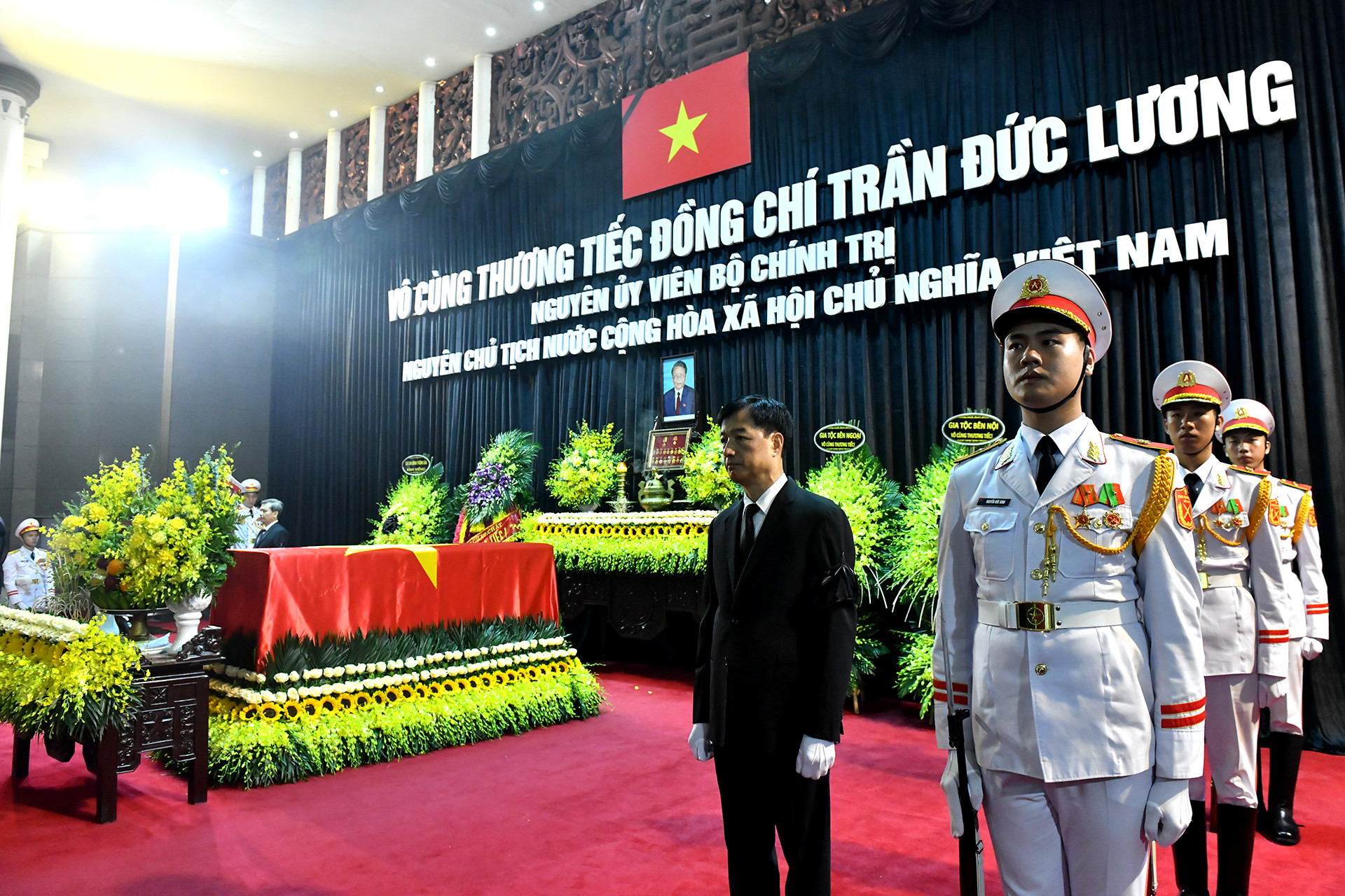 Linh cữu nguyên Chủ tịch nước Trần Đức Lương được quàn tại Nhà tang lễ Quốc gia (số 5 Trần Thánh Tông, thành phố Hà Nội).