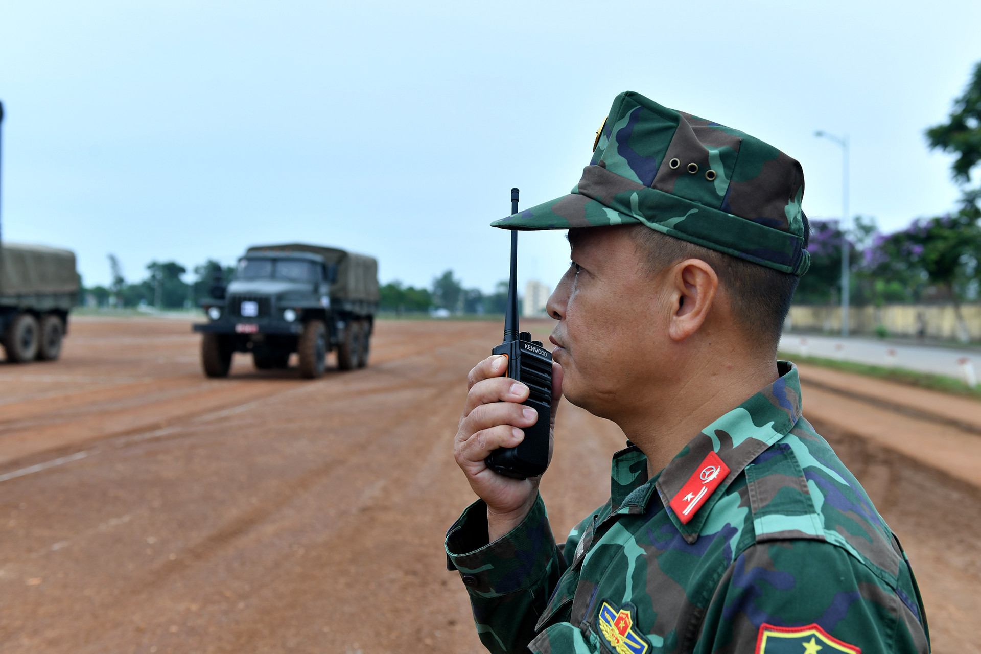 Giáo viên tổ chức huấn luyện cho học viên tại bãi tập.