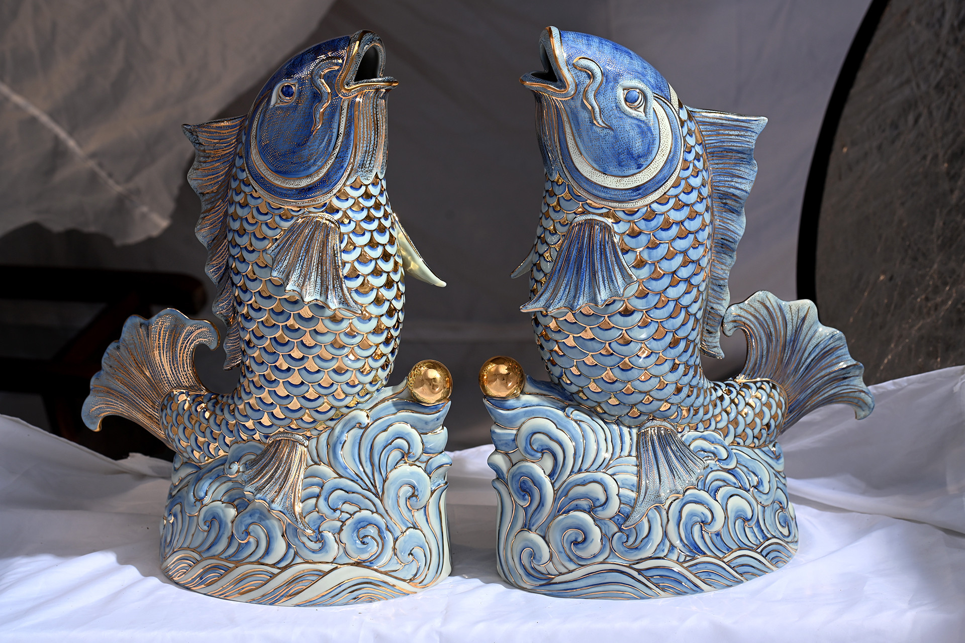 Đặc biệt, cùng với loại men độc đáo của gốm Chu Đậu, các nghệ nhân đã vẽ vàng lên sản phẩm giúp sản phẩm hội tụ đầy đủ 5 yếu tố ngũ hành: kim-mộc-thủy-hỏa-thổ.