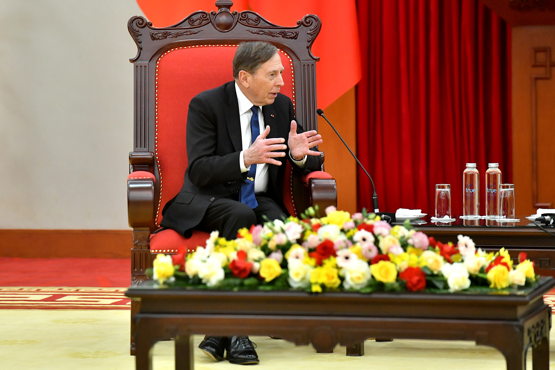 Ông David H. Petraeus, đồng sở hữu Quỹ kiêm Chủ tịch Viện toàn cầu Quỹ đầu tư Kohlberg Kravis Roberts, tại buổi tiếp.