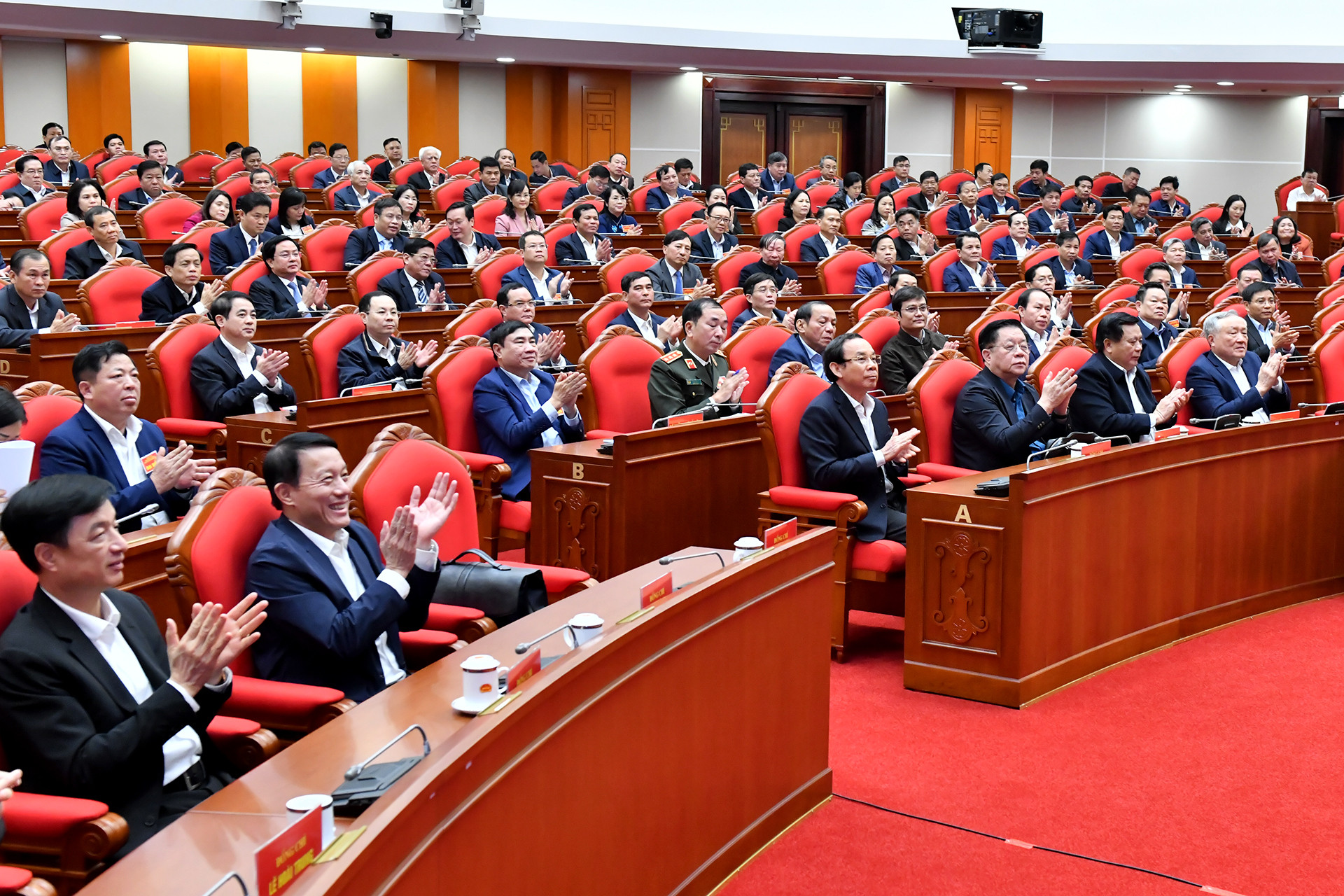 Các đồng chí lãnh đạo Đảng, Nhà nước và các đại biểu tham dự hội nghị.