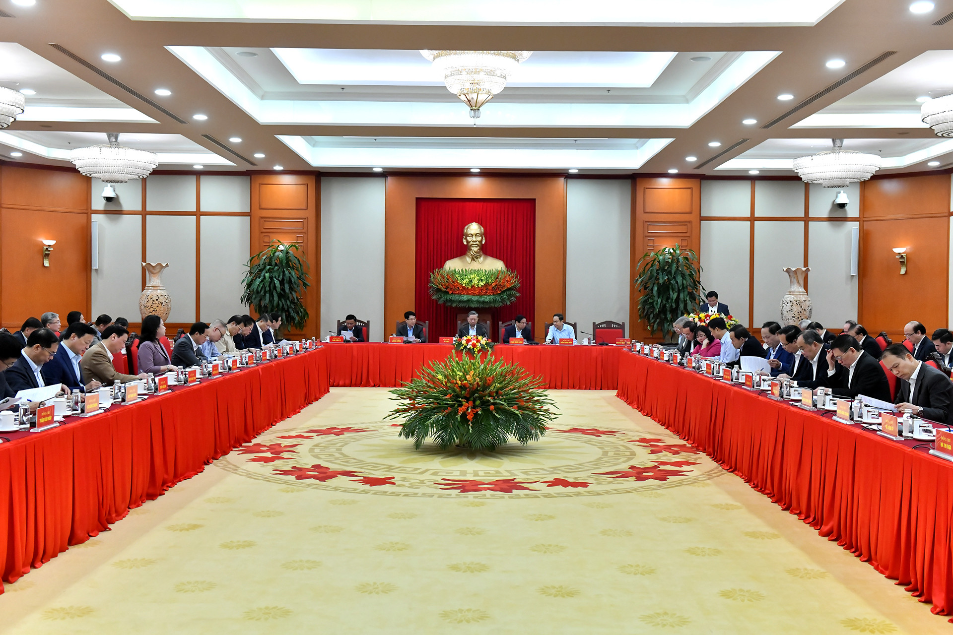 Quang cảnh phiên họp tại Trụ sở Trung ương Đảng. Quang cảnh phiên họp tại Trụ sở Trung ương Đảng.