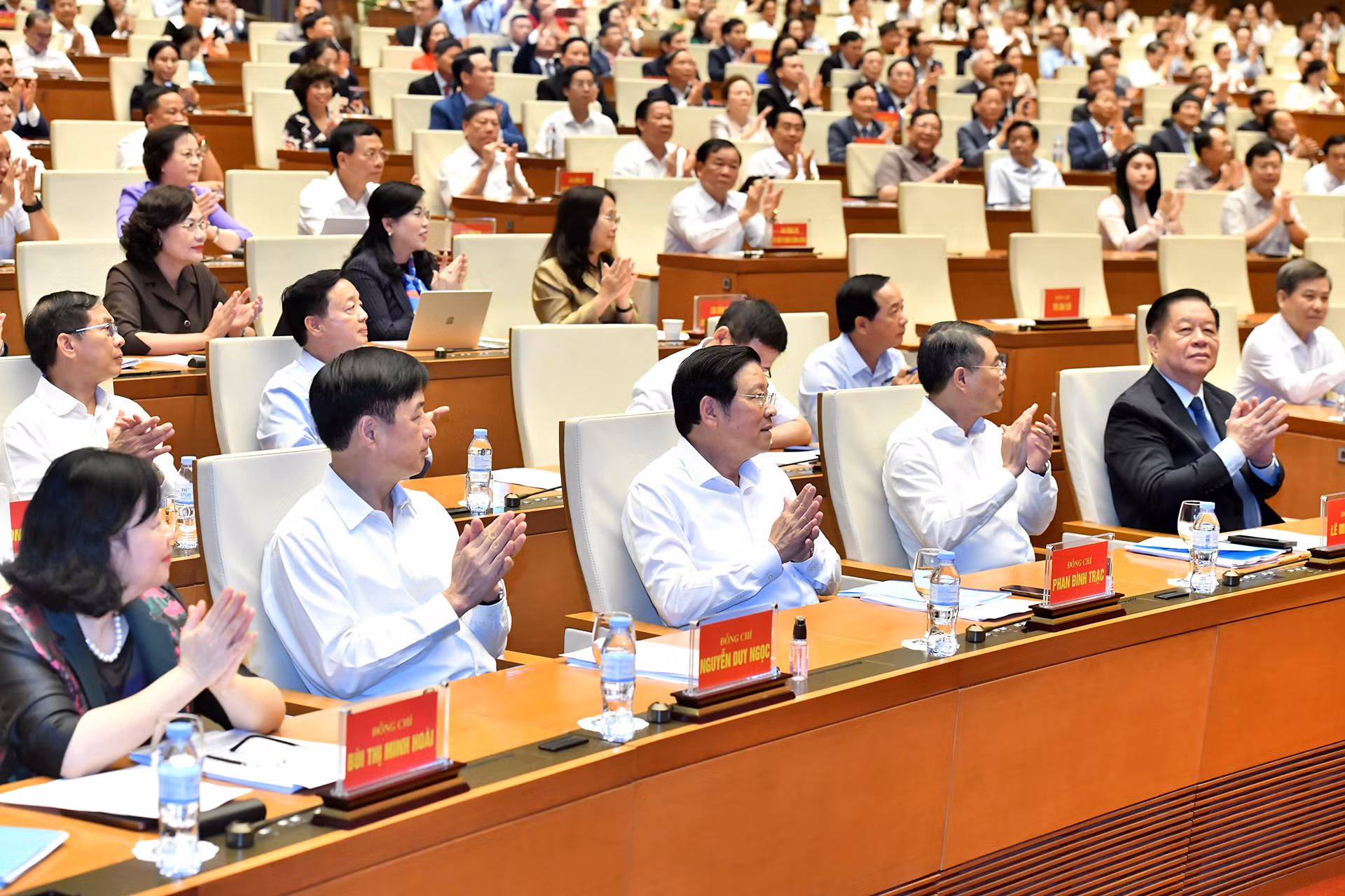 Các đồng chí lãnh đạo Đảng, Nhà nước và các đại biểu tham dự hội nghị.