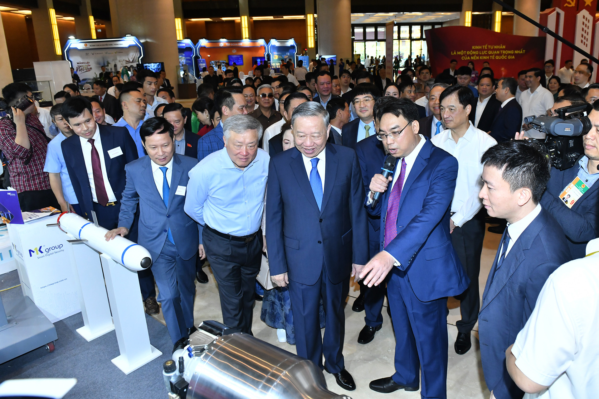 Tổng Bí thư Tô Lâm và các đại biểu tham quan triển lãm "Những thành tựu phát triển kinh tế tư nhân và các gian hàng trưng bày sản phẩm của các doanh nghiệp tư nhân". Tổng Bí thư Tô Lâm và các đại biểu tham quan triển lãm "Những thành tựu phát triển kinh tế tư nhân và các gian hàng trưng bày sản phẩm của các doanh nghiệp tư nhân".