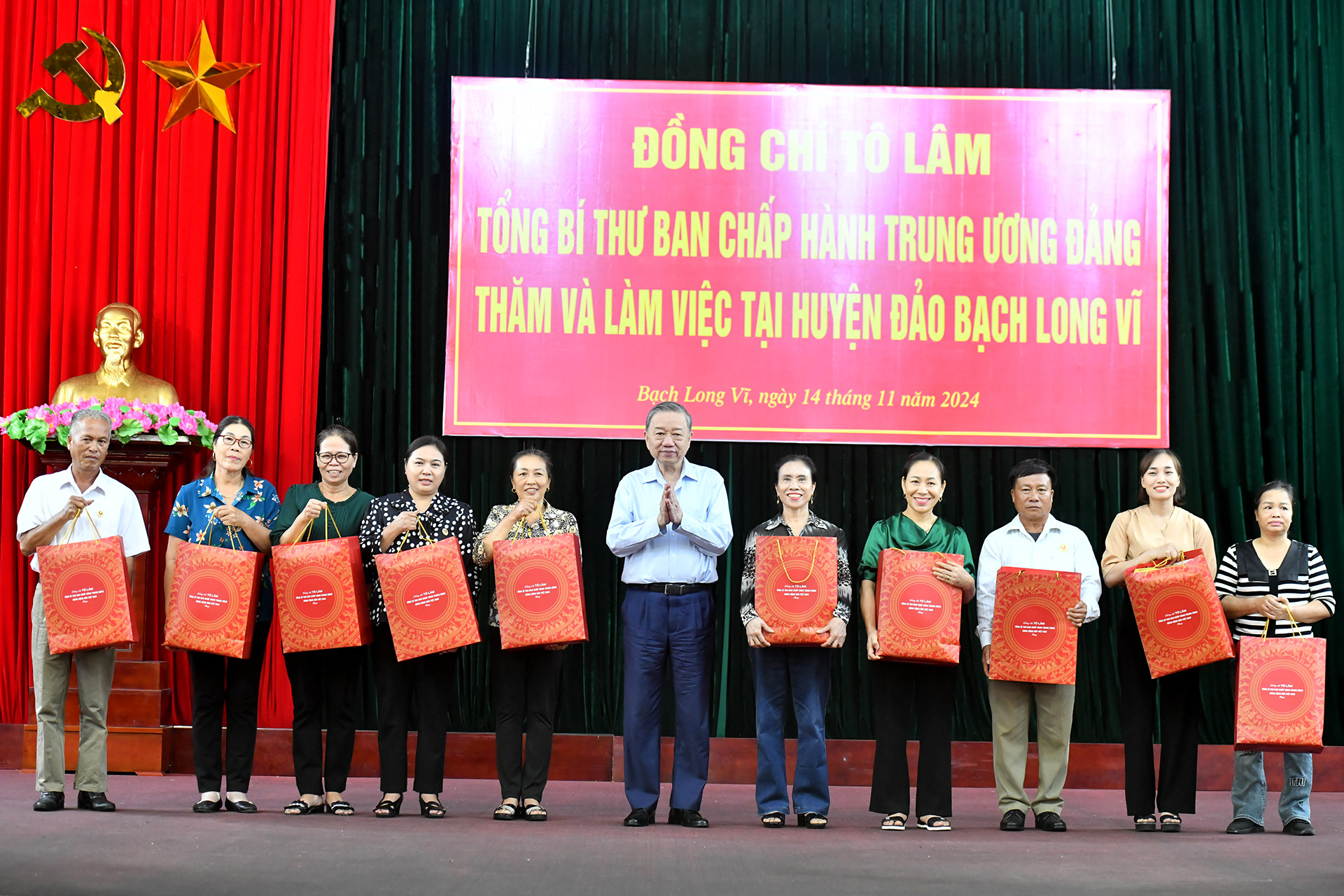 Tổng Bí thư trao quà tặng nhân dân huyện đảo Bạch Long Vĩ.