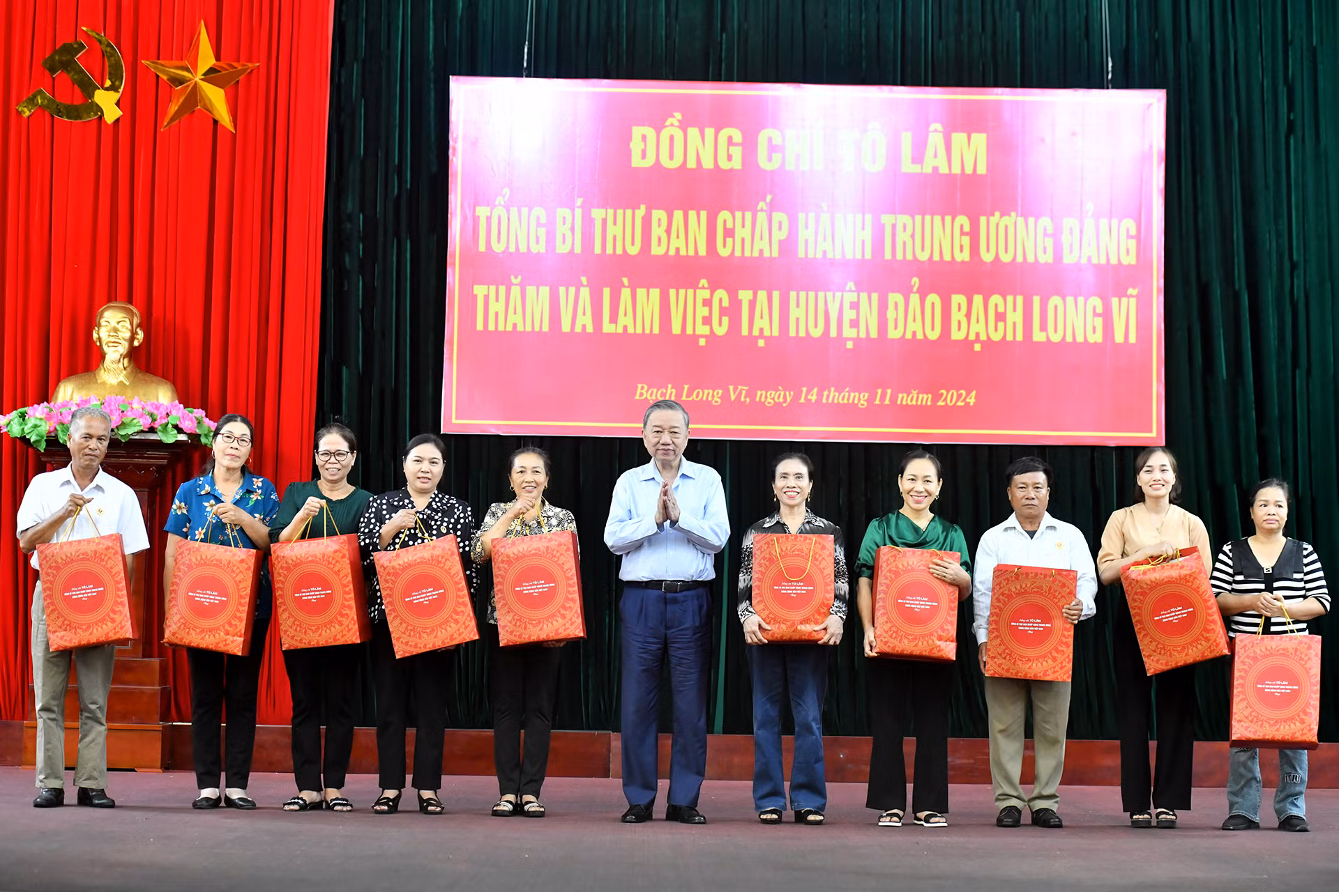 Tổng Bí thư trao quà tặng nhân dân huyện đảo Bạch Long Vĩ.