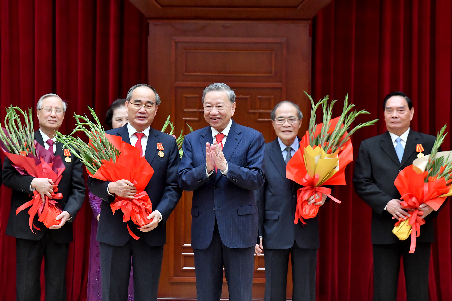 Tổng Bí thư Tô Lâm trao Huân chương Hồ Chí Minh, tặng các đồng chí nguyên lãnh đạo Đảng, Nhà nước.