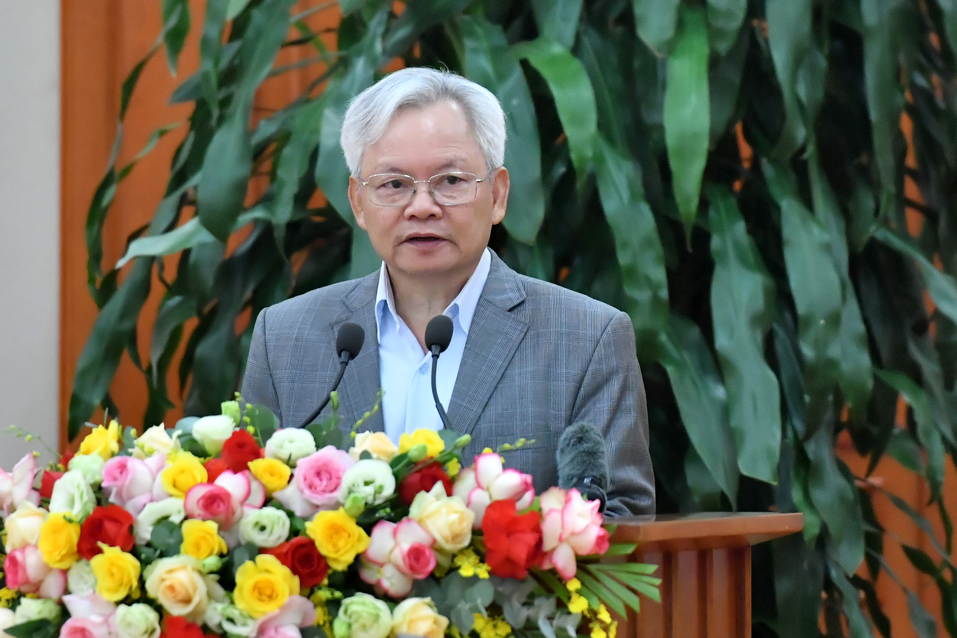 Đồng chí Tạ Ngọc Tấn trình bày Tờ trình tiếp thu, giải trình ý kiến góp ý vào dự thảo Báo cáo chính trị.