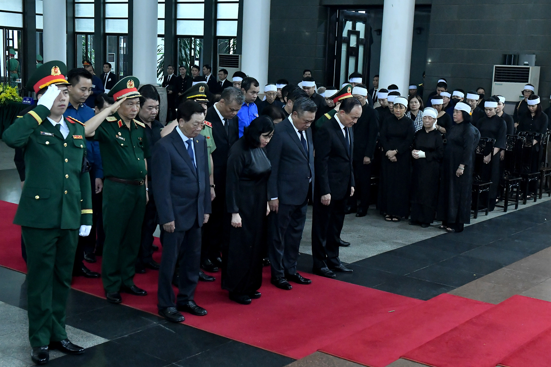 Đoàn Thành ủy, Ủy ban nhân dân, Hội đồng nhân dân, Ủy ban Mặt trận Tổ quốc thành phố Hà Nội do đồng chí Bùi Thị Minh Hoài, Ủy viên Bộ Chính trị, Bí thư Thành ủy Hà Nội dẫn đầu viếng đồng chí Trần Đức Lương.